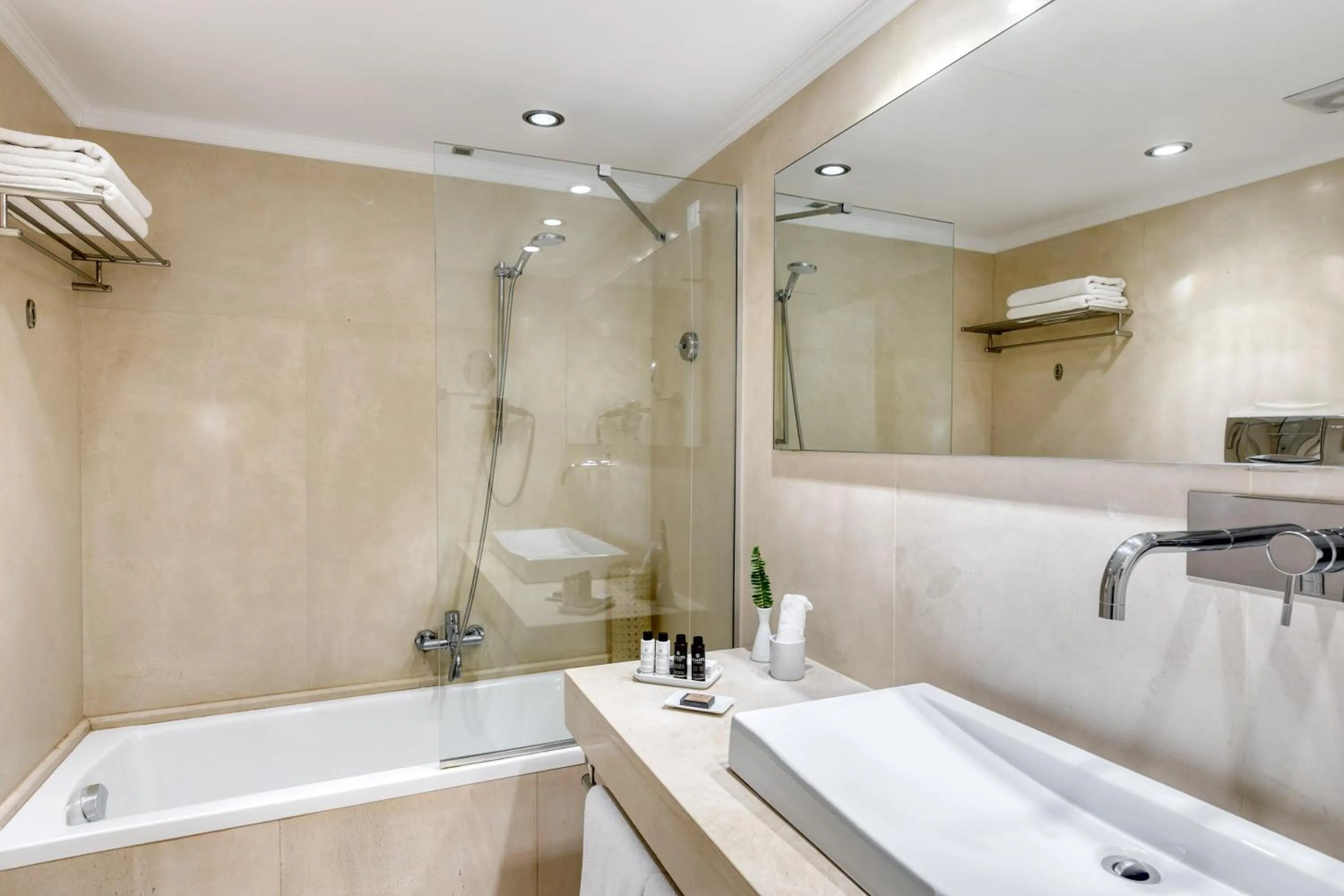 Bathroom in Hotel Leto Hydra