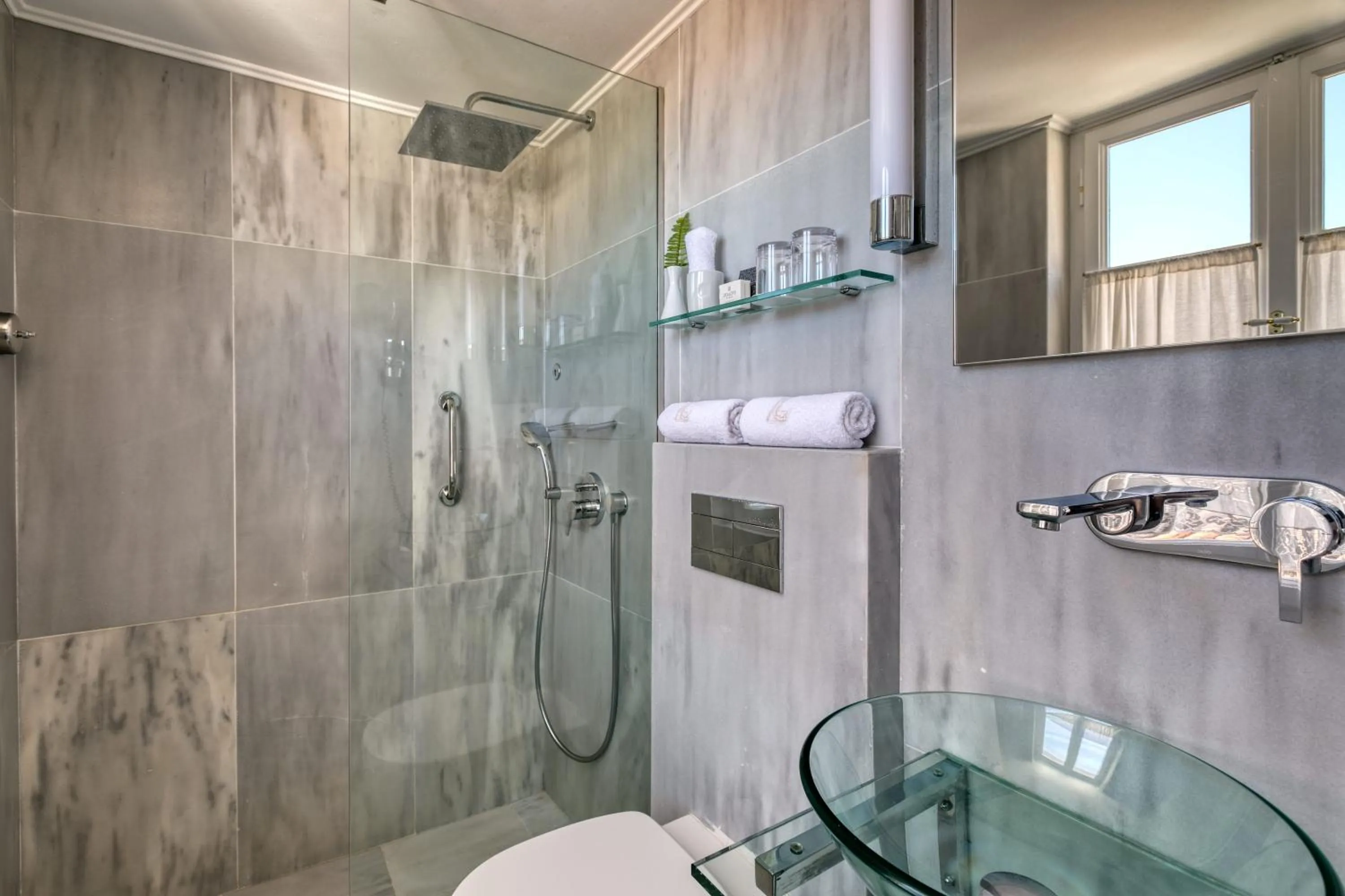 Shower in Hotel Leto Hydra