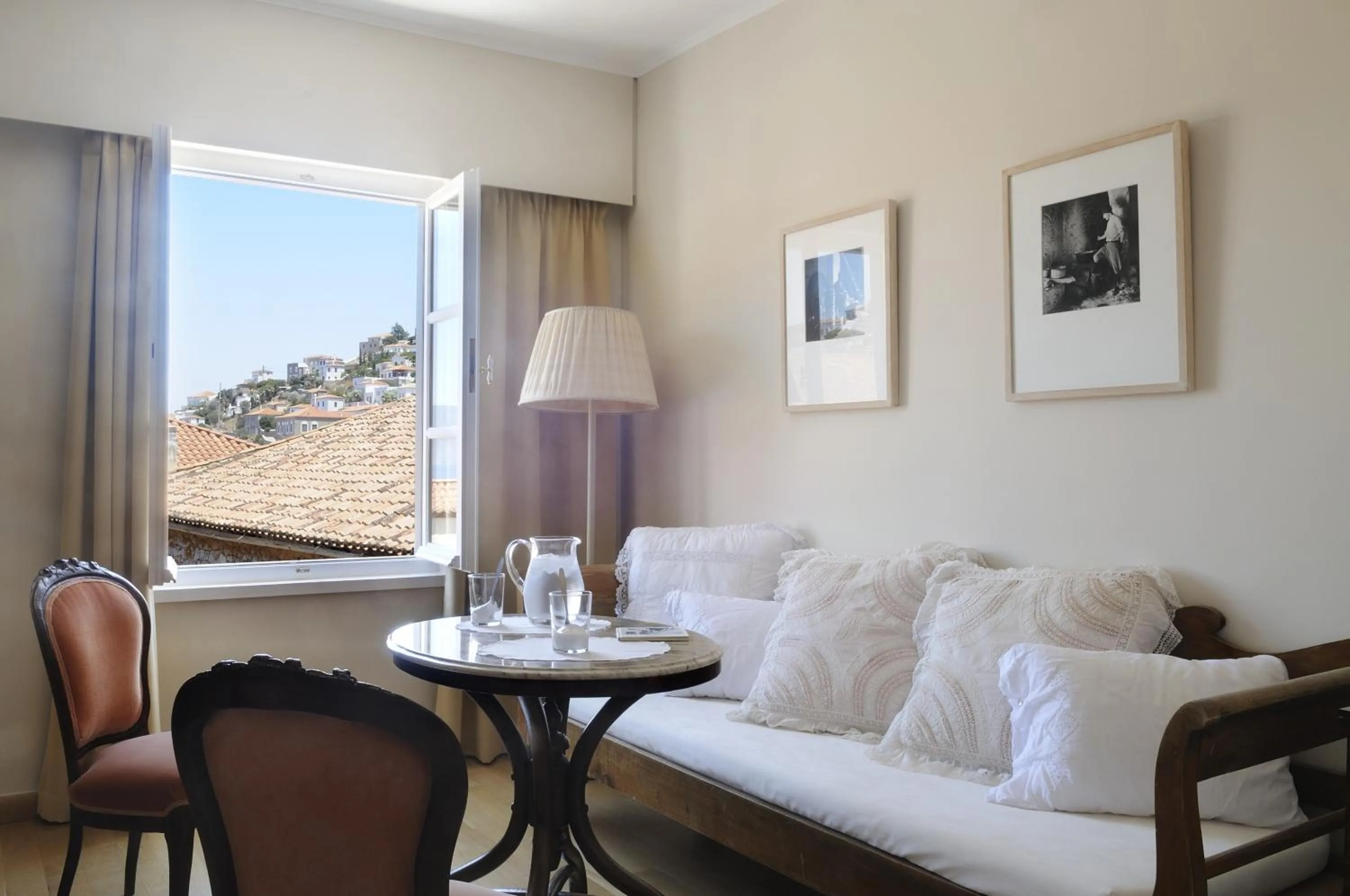 Seating area in Hotel Leto Hydra