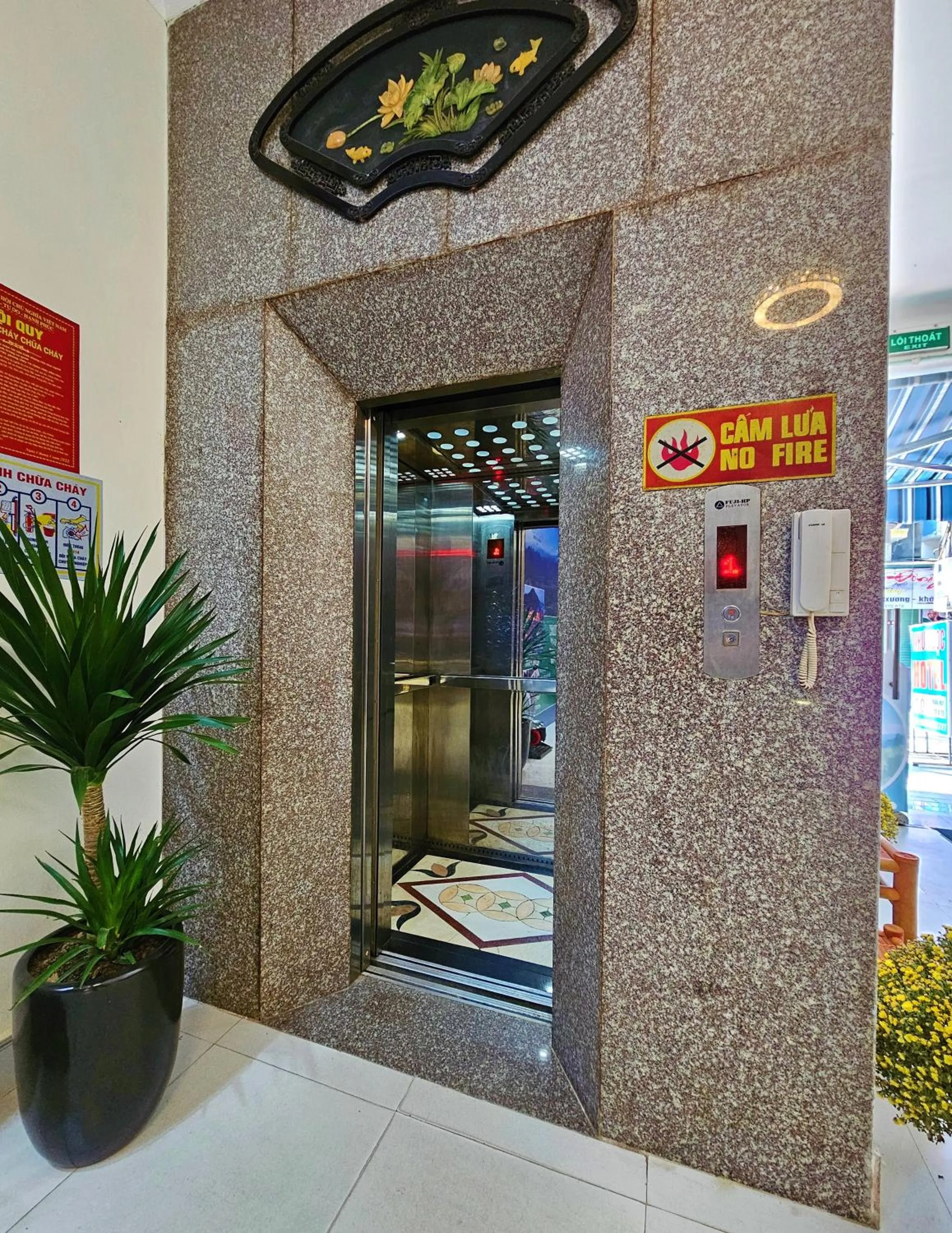 Frontier Hostel & Tours