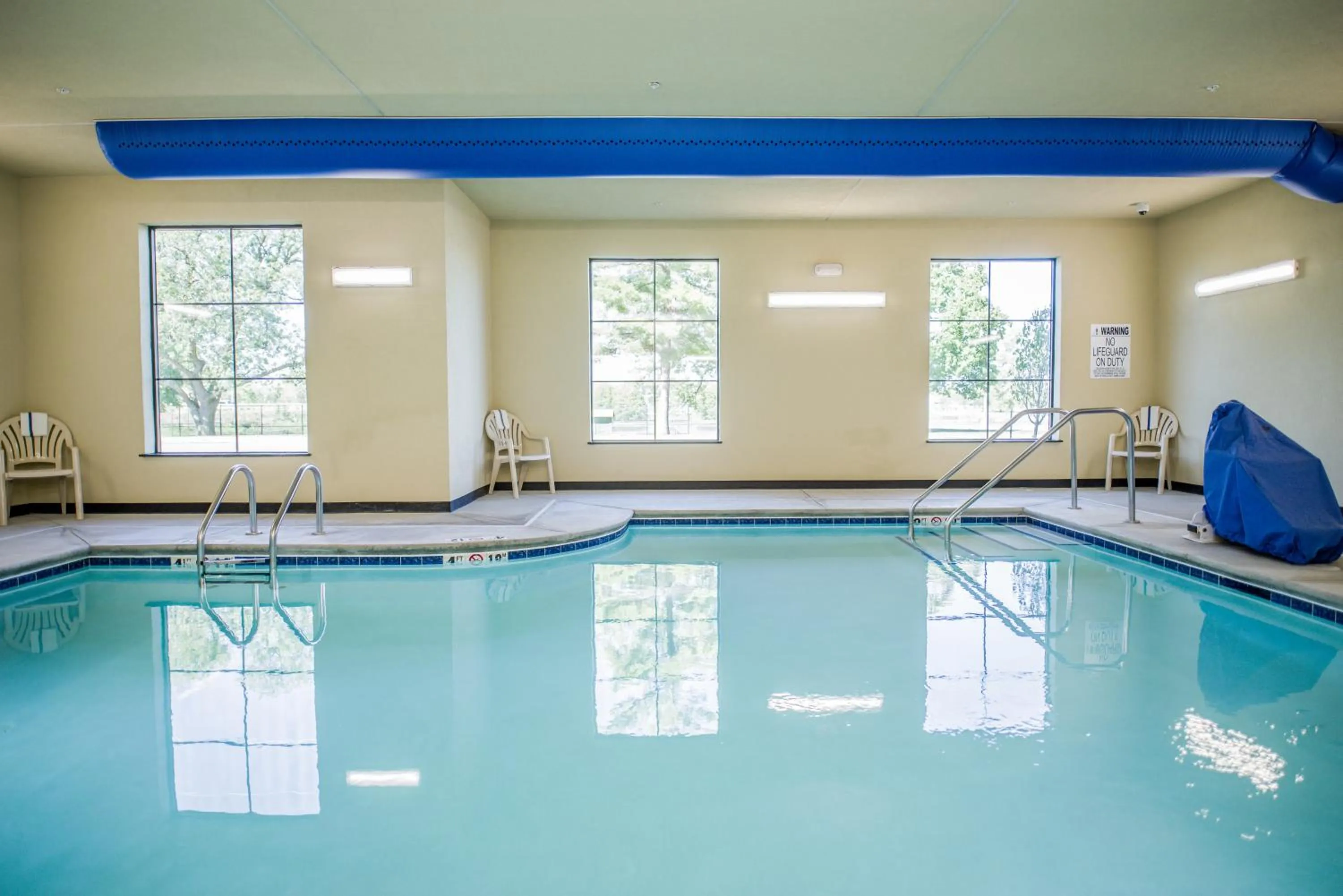 Swimming pool in Cobblestone Hotel & Suites - Ottumwa