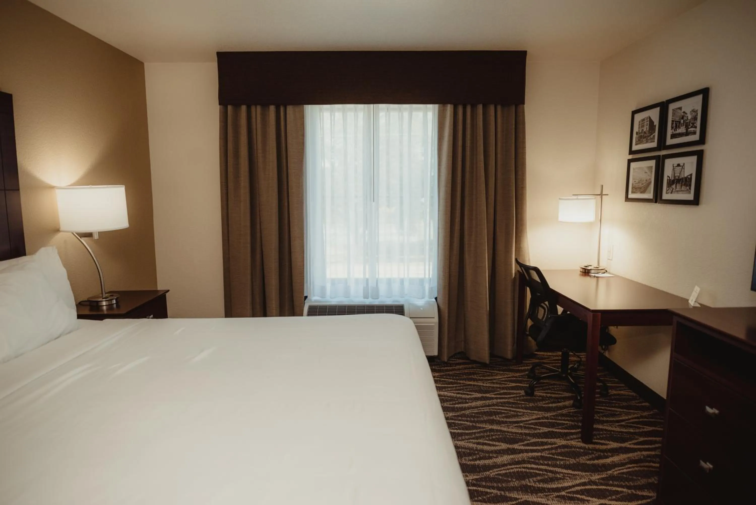 Bedroom, Bed in Cobblestone Hotel & Suites - Ottumwa