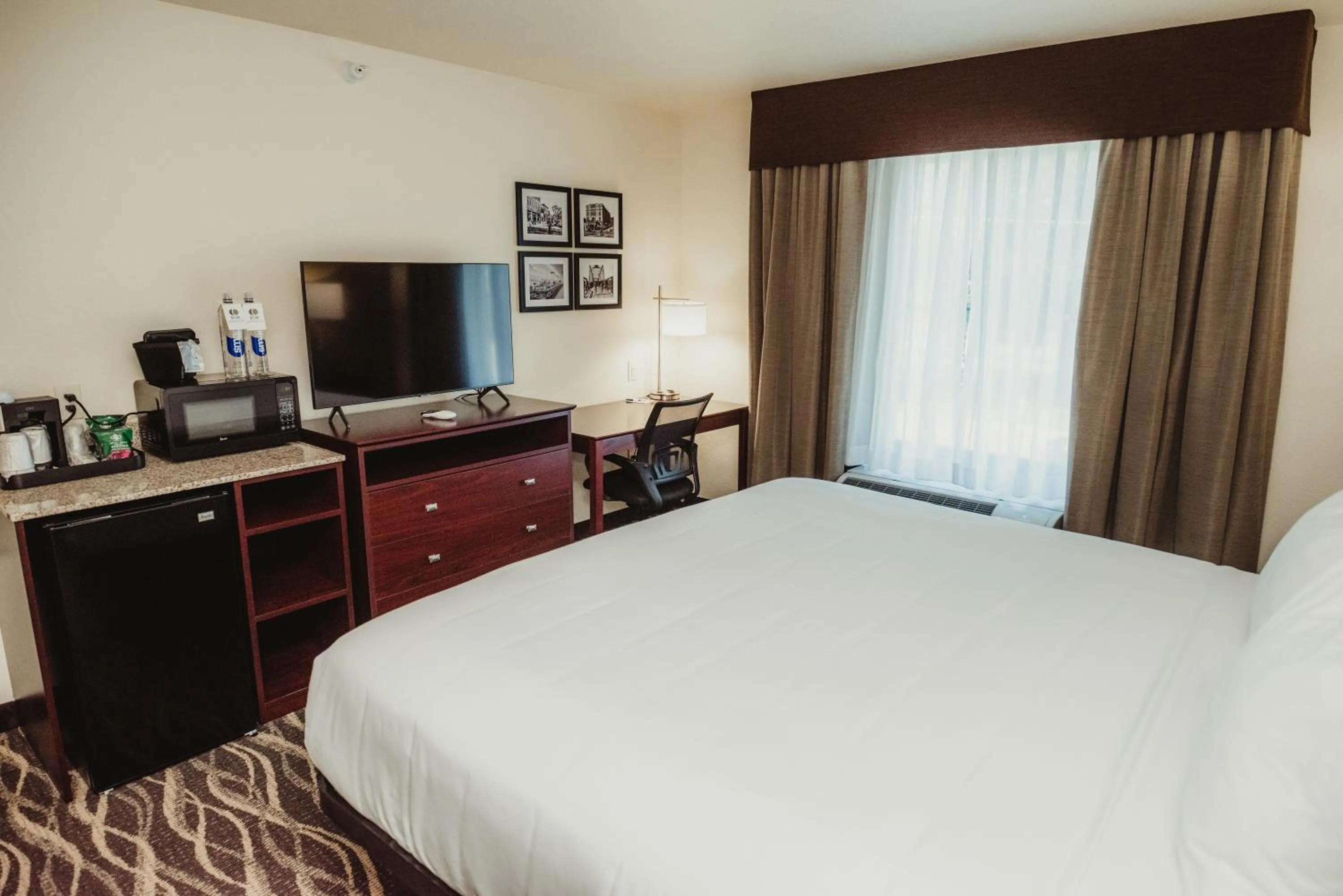 Bedroom, Bed in Cobblestone Hotel & Suites - Ottumwa