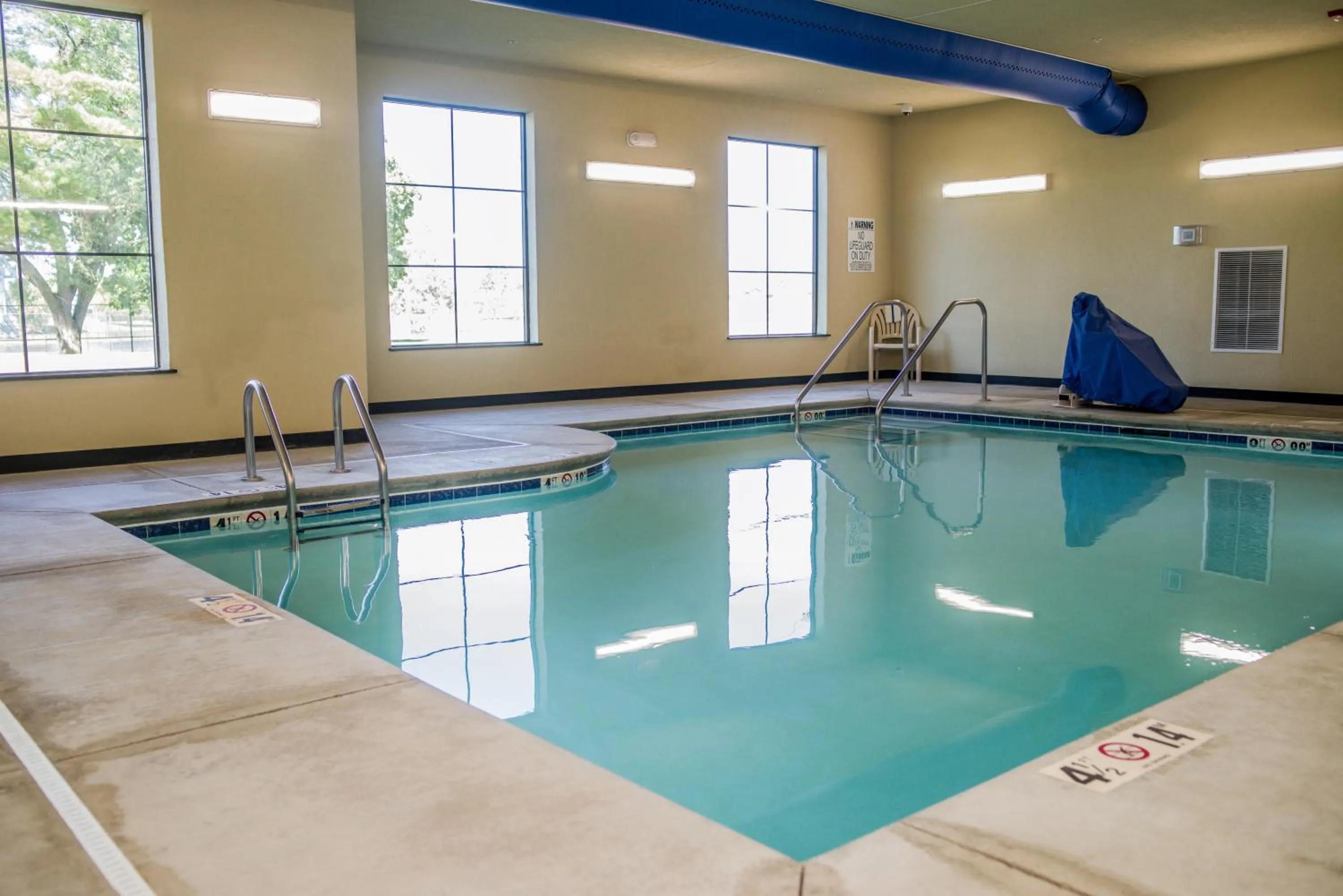 Swimming pool in Cobblestone Hotel & Suites - Ottumwa