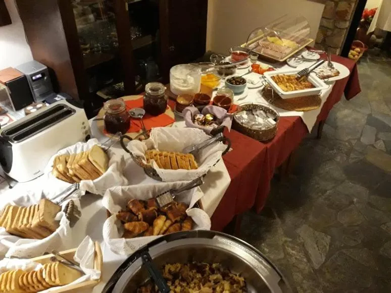 Buffet breakfast in Heliotopos Apartments