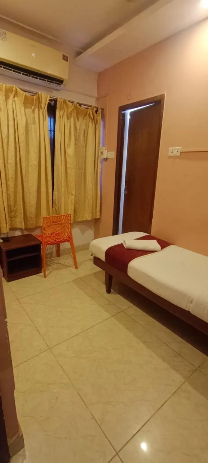 Bedroom, Bed in Naksha Tree Hotels Kishore Inn - Koyambedu