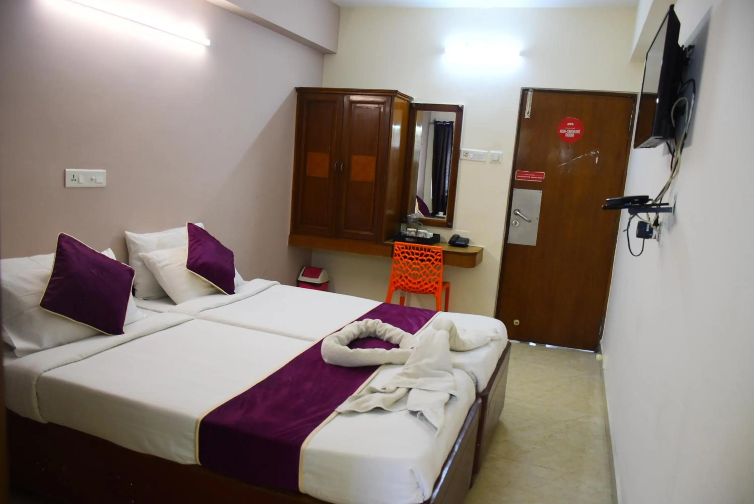 Bedroom, Bed in Naksha Tree Hotels Kishore Inn - Koyambedu