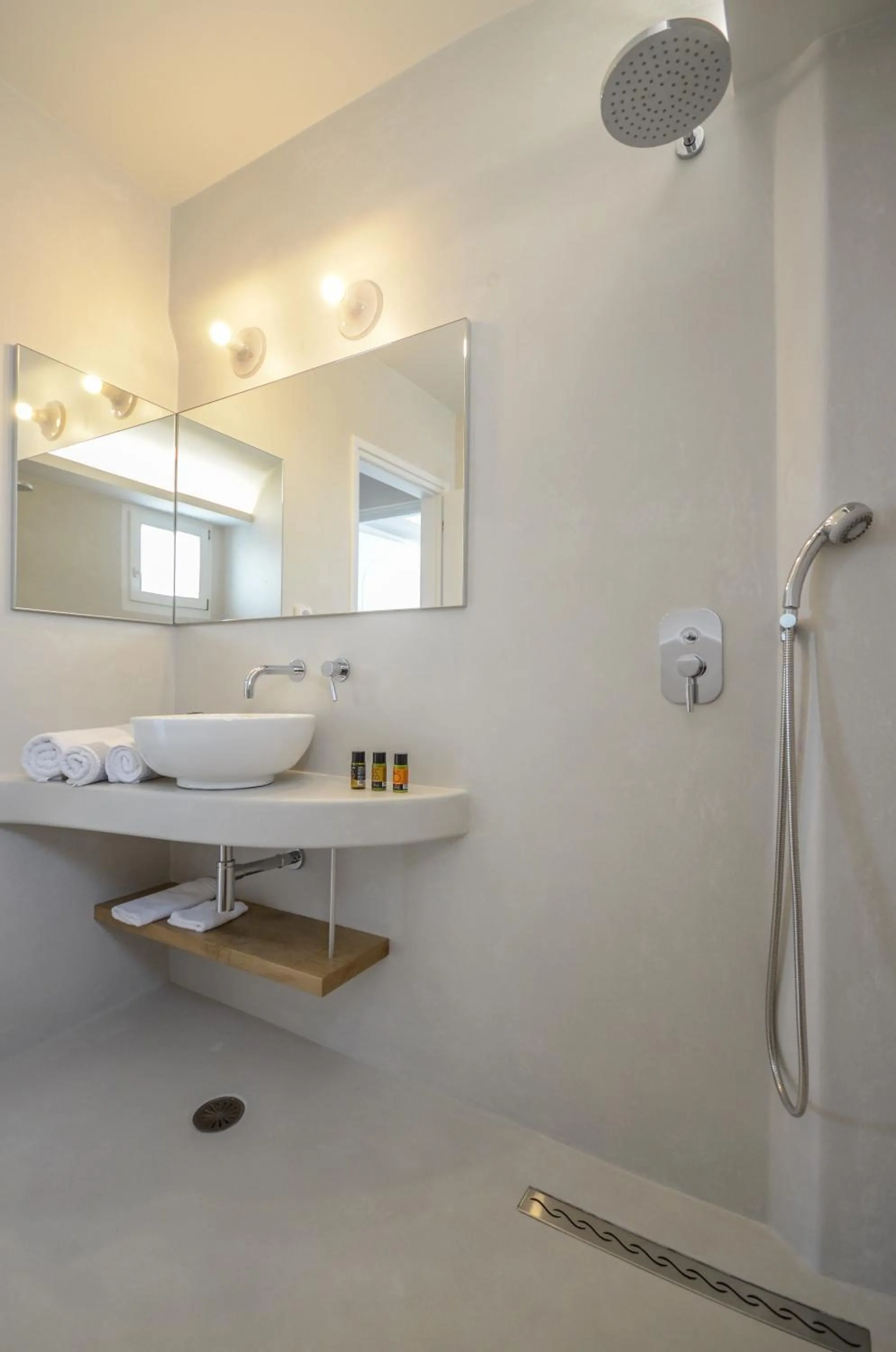 Shower in Antony Suites (Adults Only)