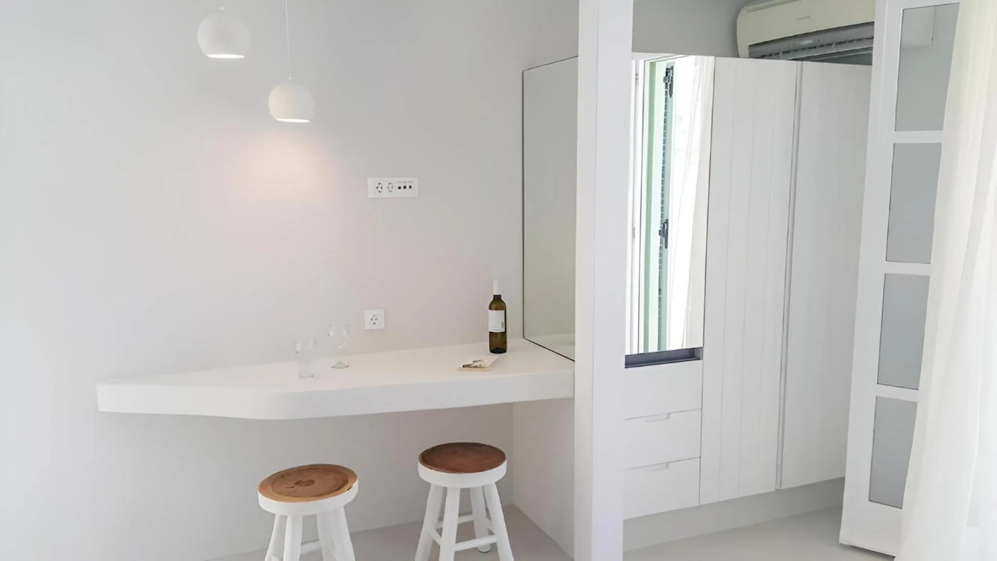 wardrobe in Antony Suites (Adults Only)