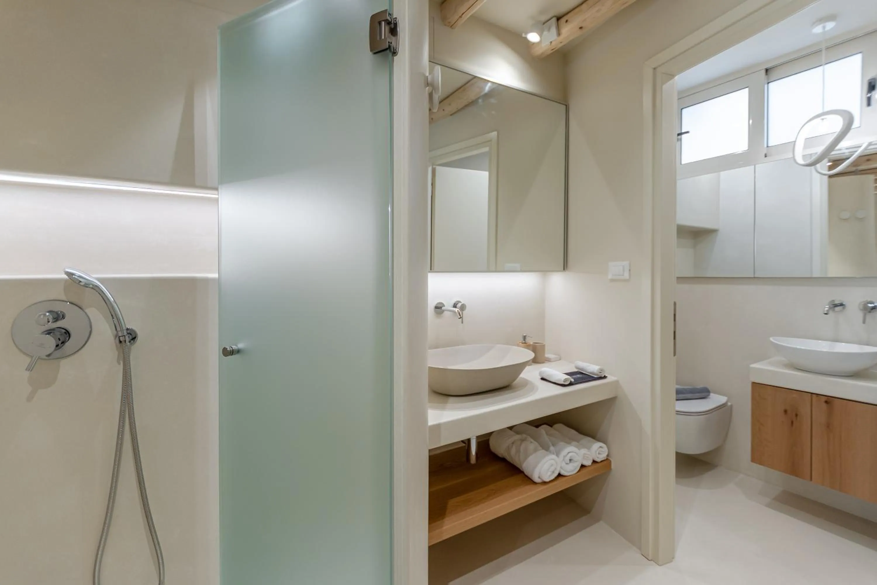 Shower in Antony Suites (Adults Only)