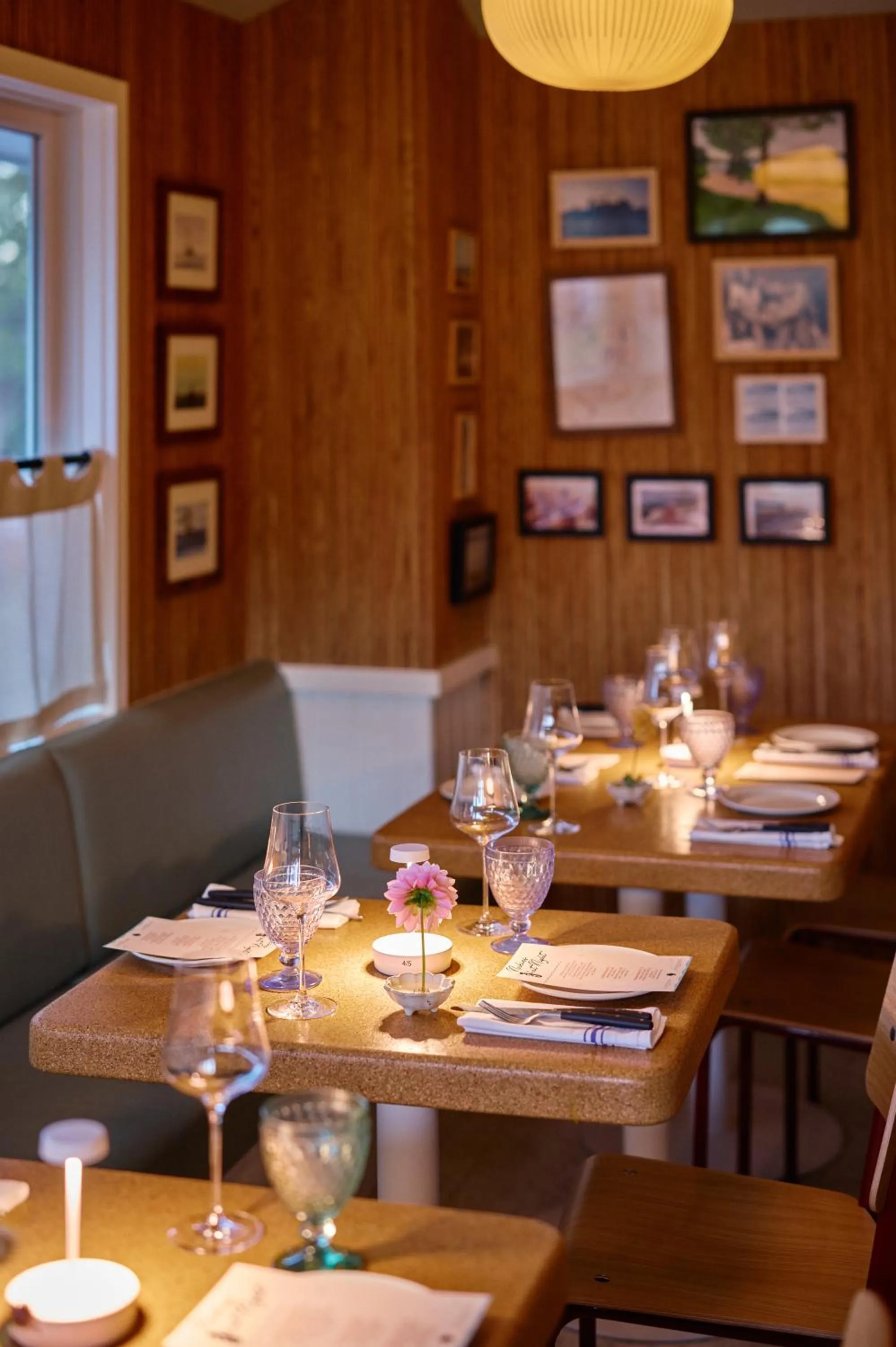 Restaurant/places to eat in Silver Sands Motel & Beach Bungalows