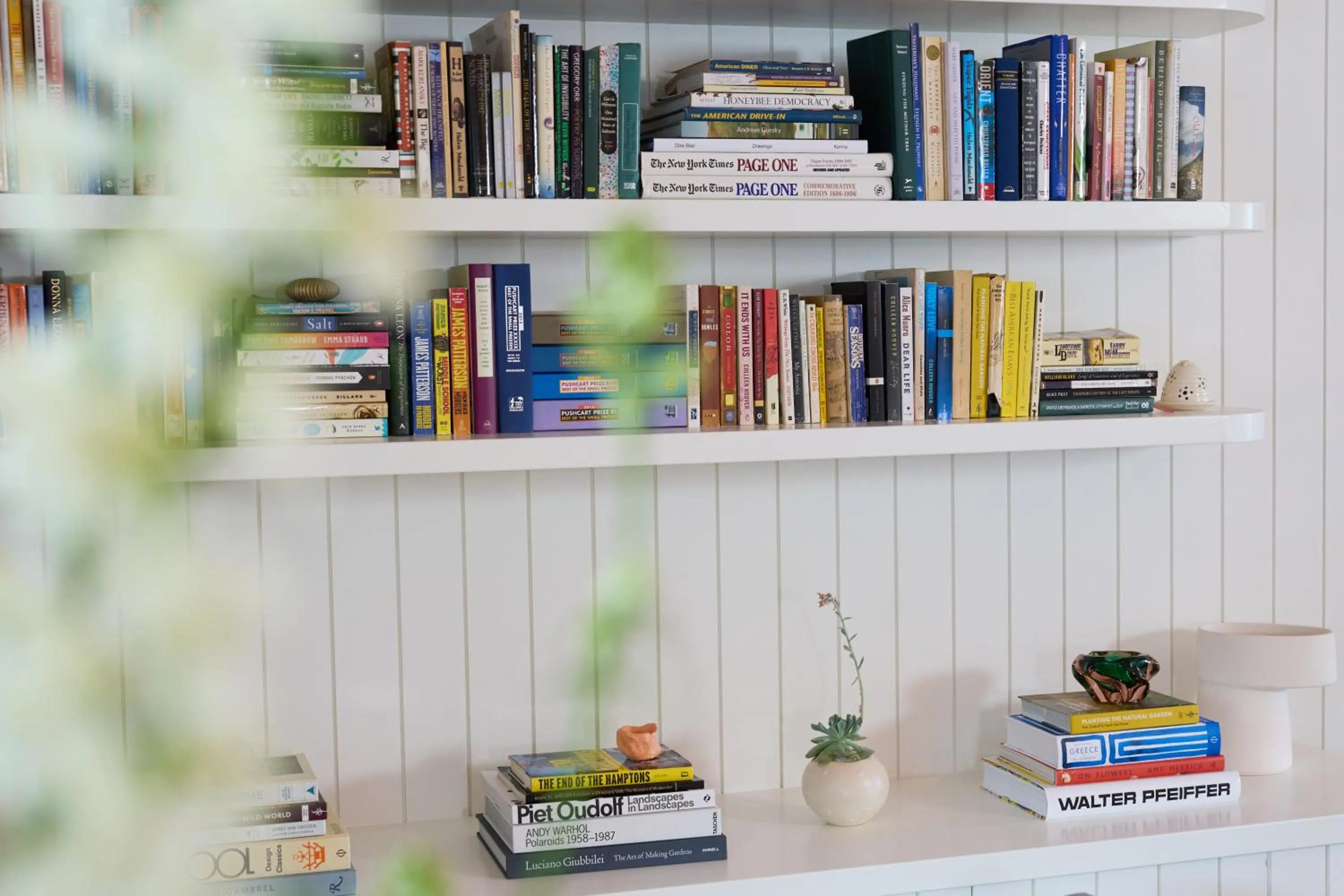 Library in Silver Sands Motel & Beach Bungalows