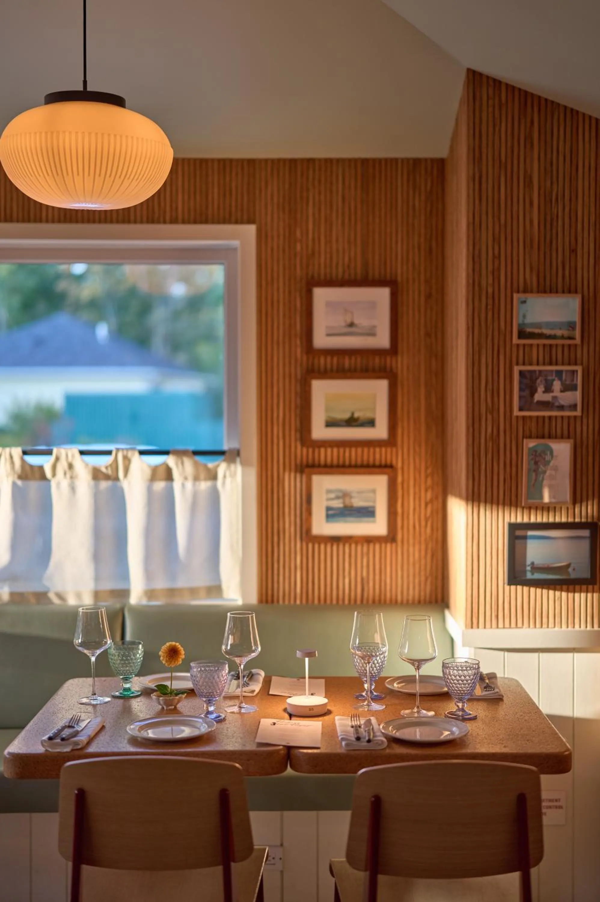 Restaurant/places to eat in Silver Sands Motel & Beach Bungalows