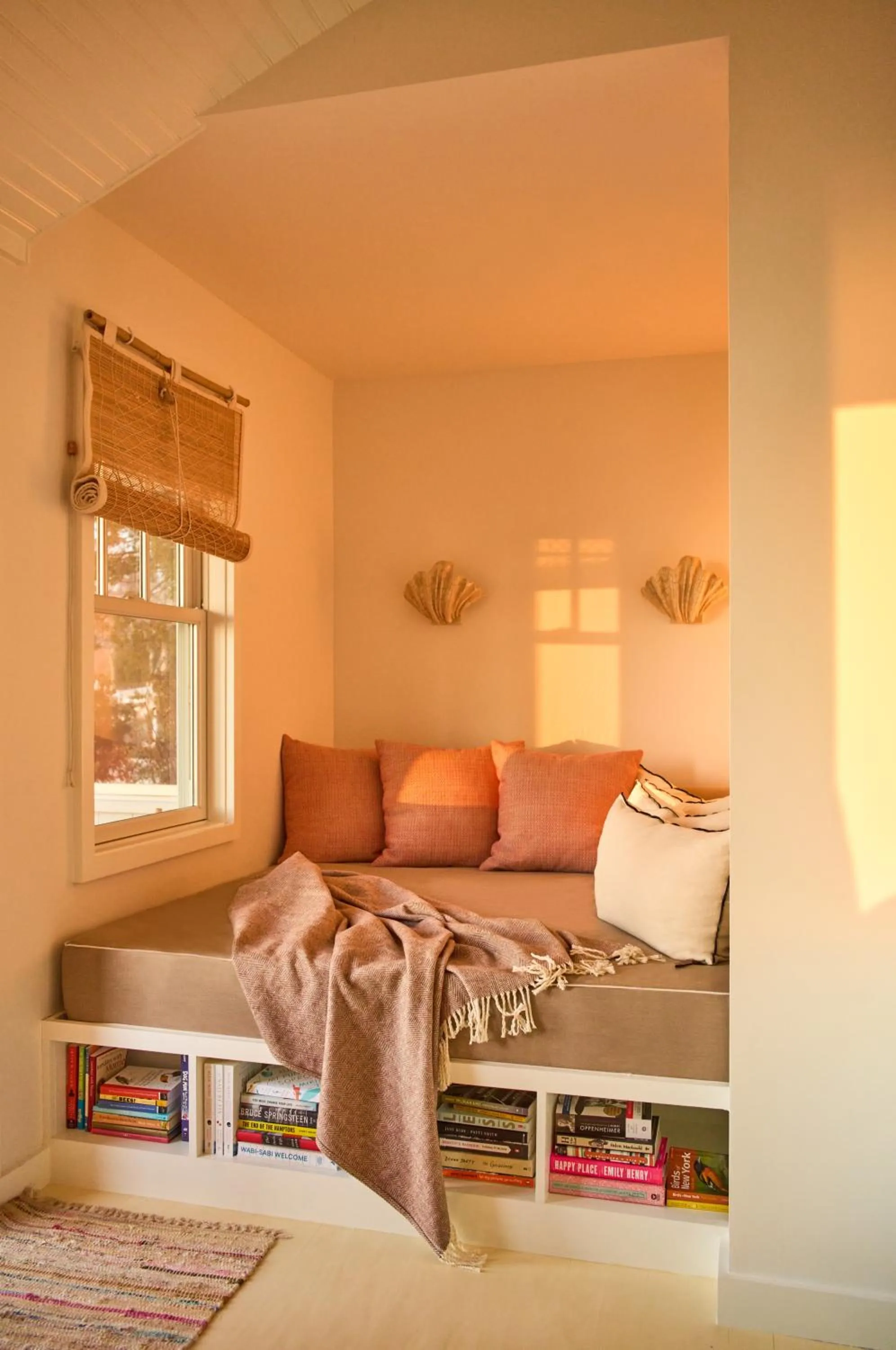 Living room, Bed in Silver Sands Motel & Beach Bungalows