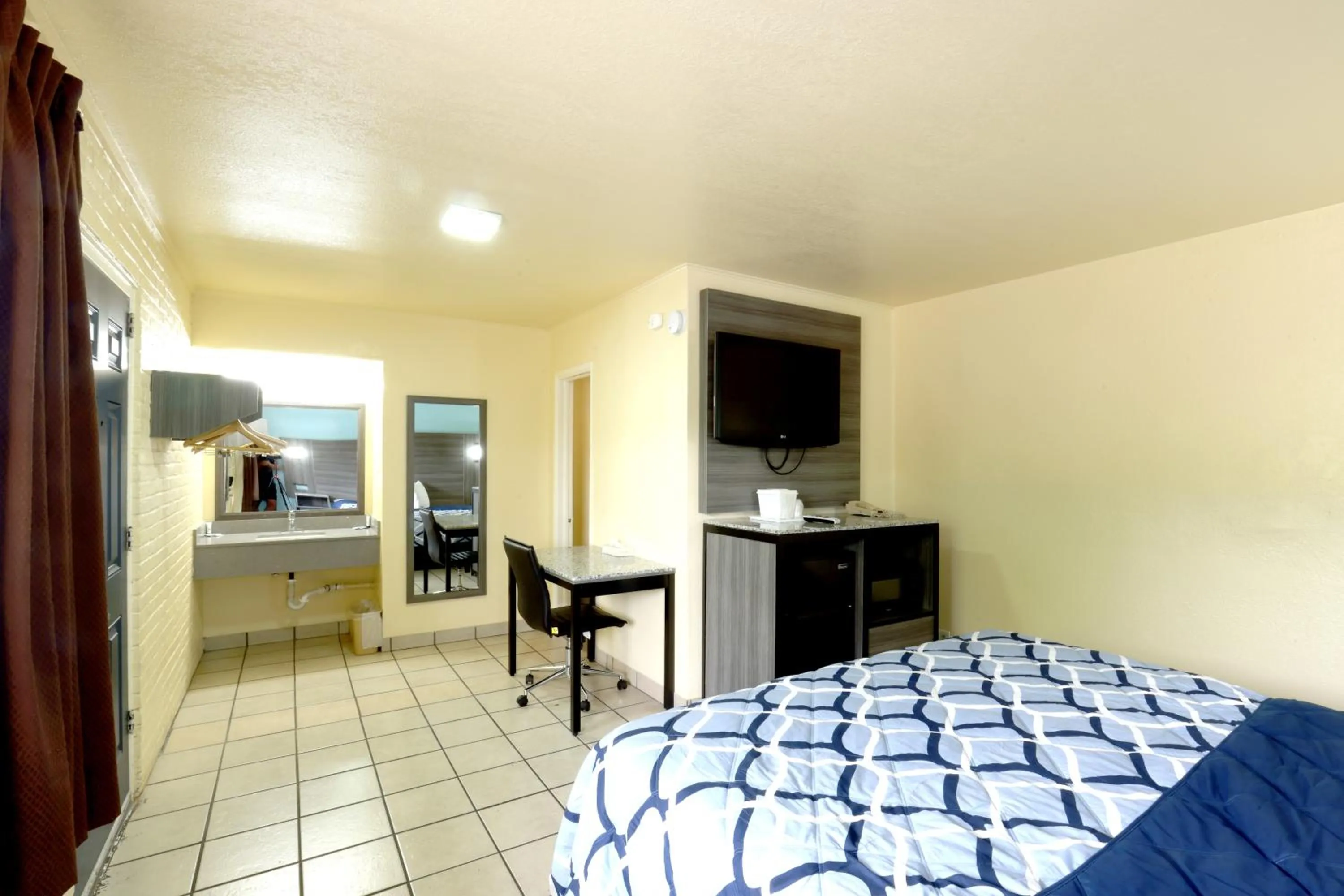 Bed in Americas Best Value Inn San Antonio Airport South
