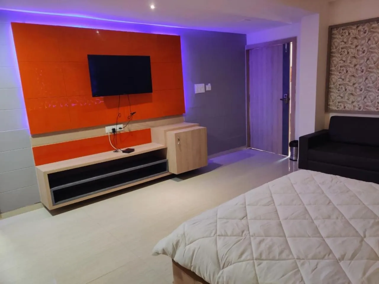 TV and multimedia in The Grand Takshak Hotel