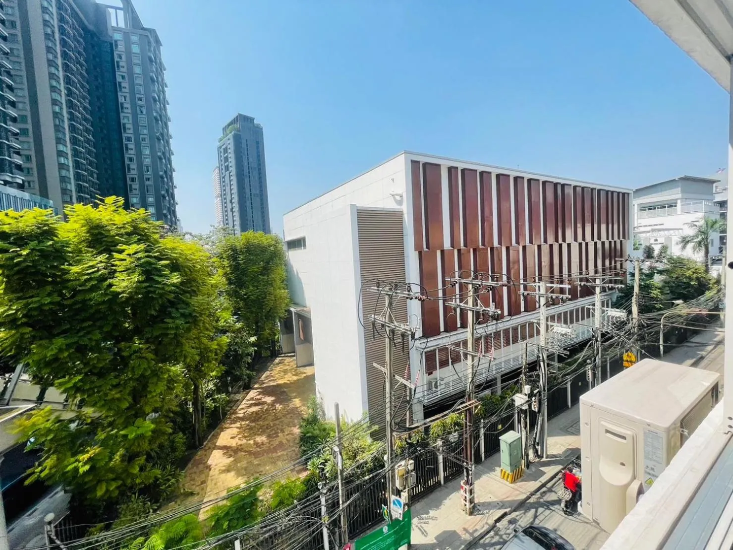 Day in Thonglor Suites Hotel