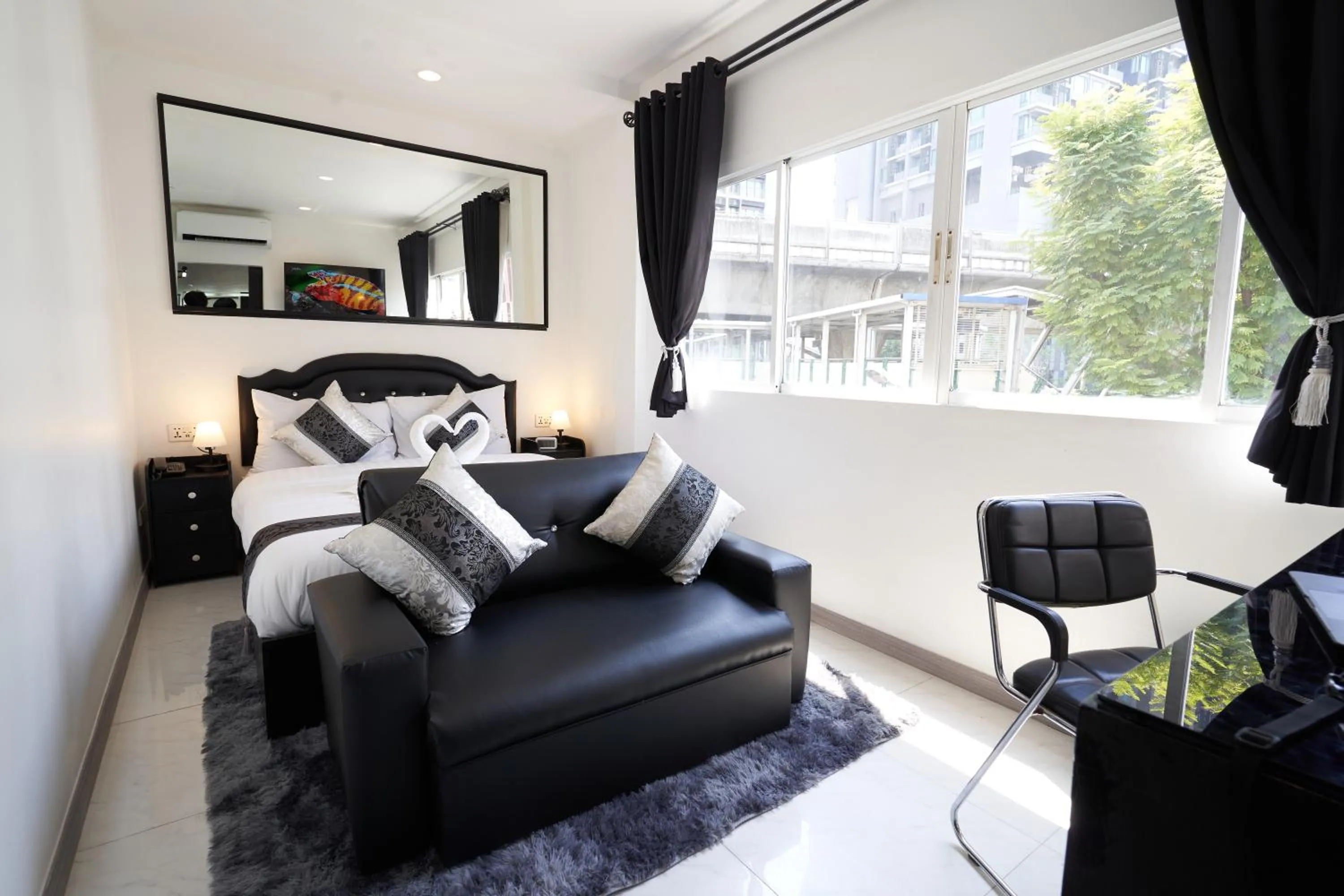 Bed in Thonglor Suites Hotel