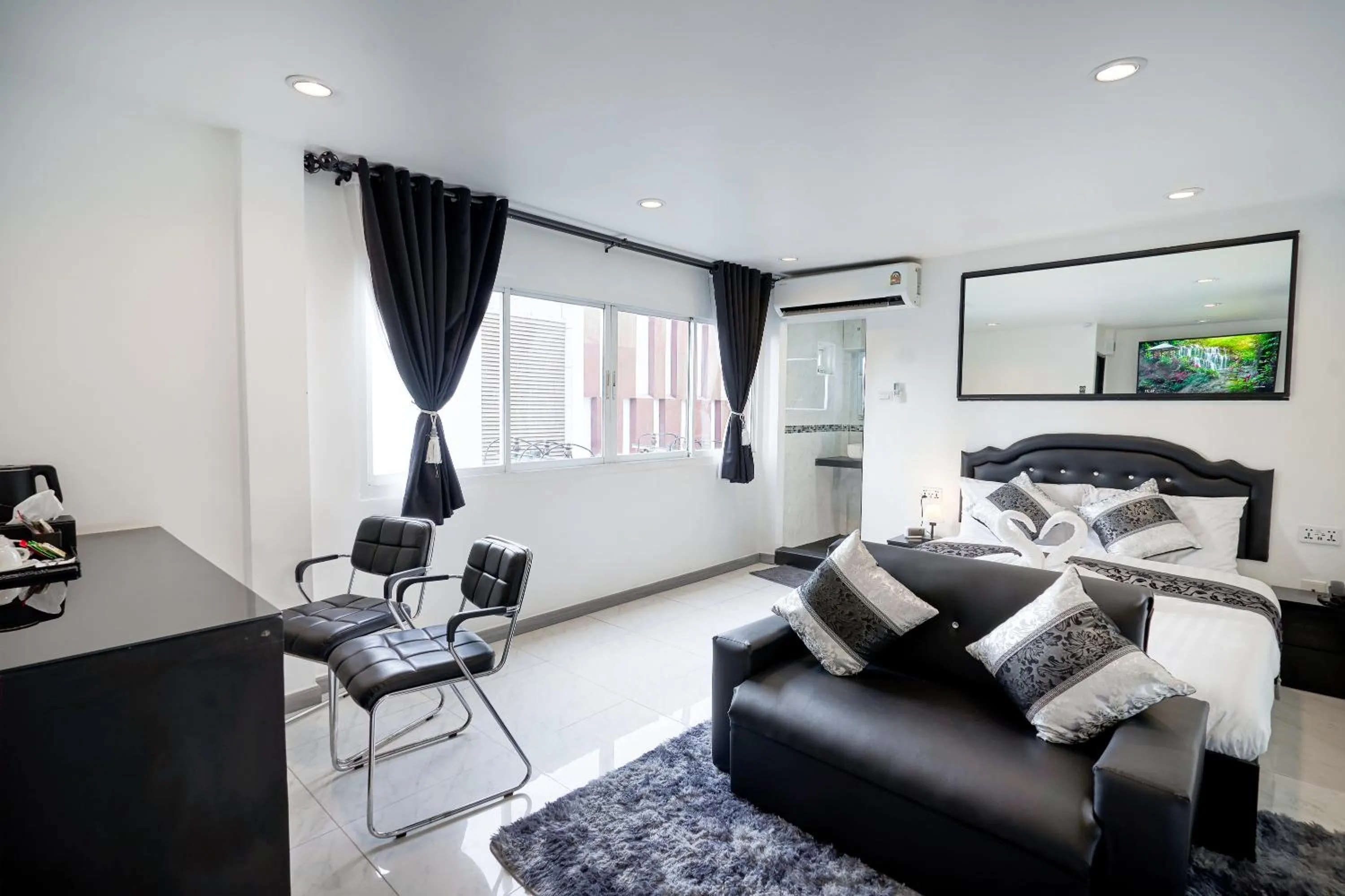 Bed in Thonglor Suites Hotel