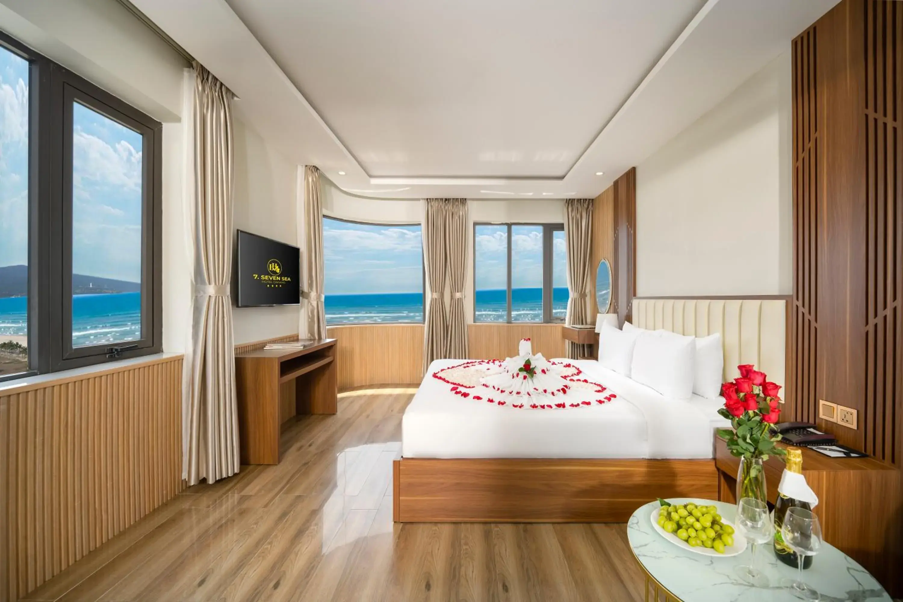 Deluxe Double Room with Sea View in 7 Seven Sea Hotel Deluxe Double Room with Sea View in 7 Seven Sea Hotel