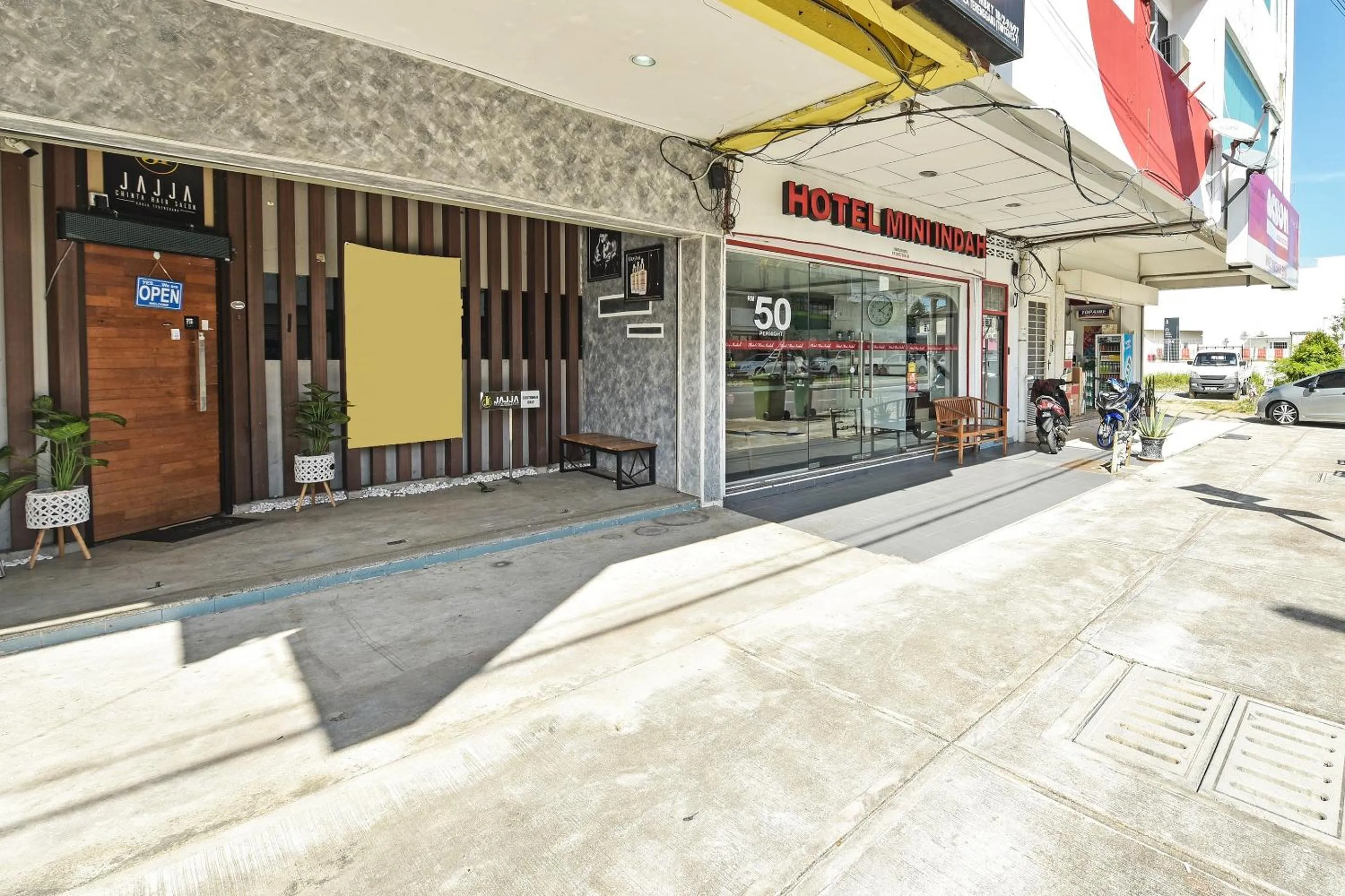 Facade/entrance in Hotel O Mini Indah