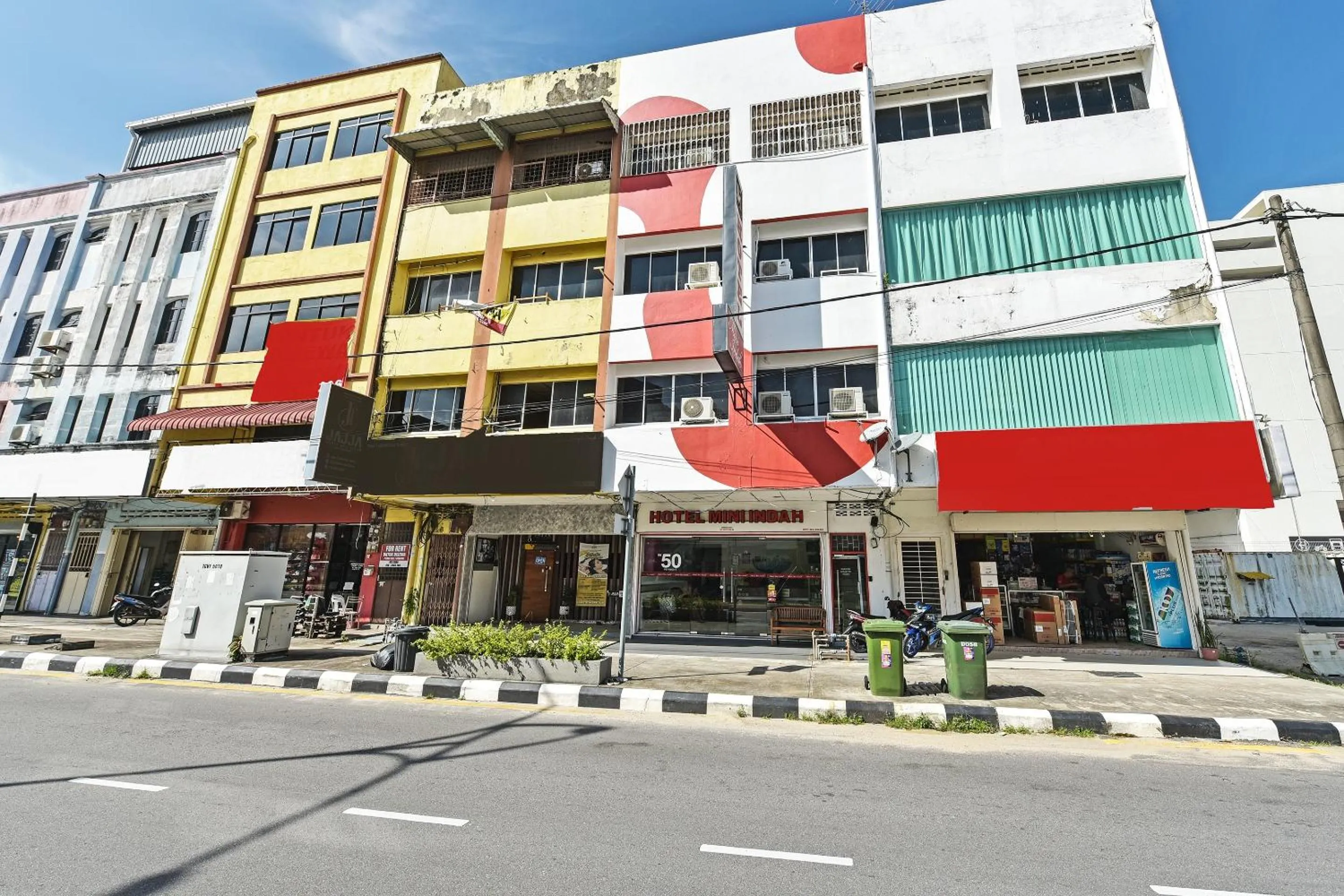Facade/entrance in Hotel O Mini Indah