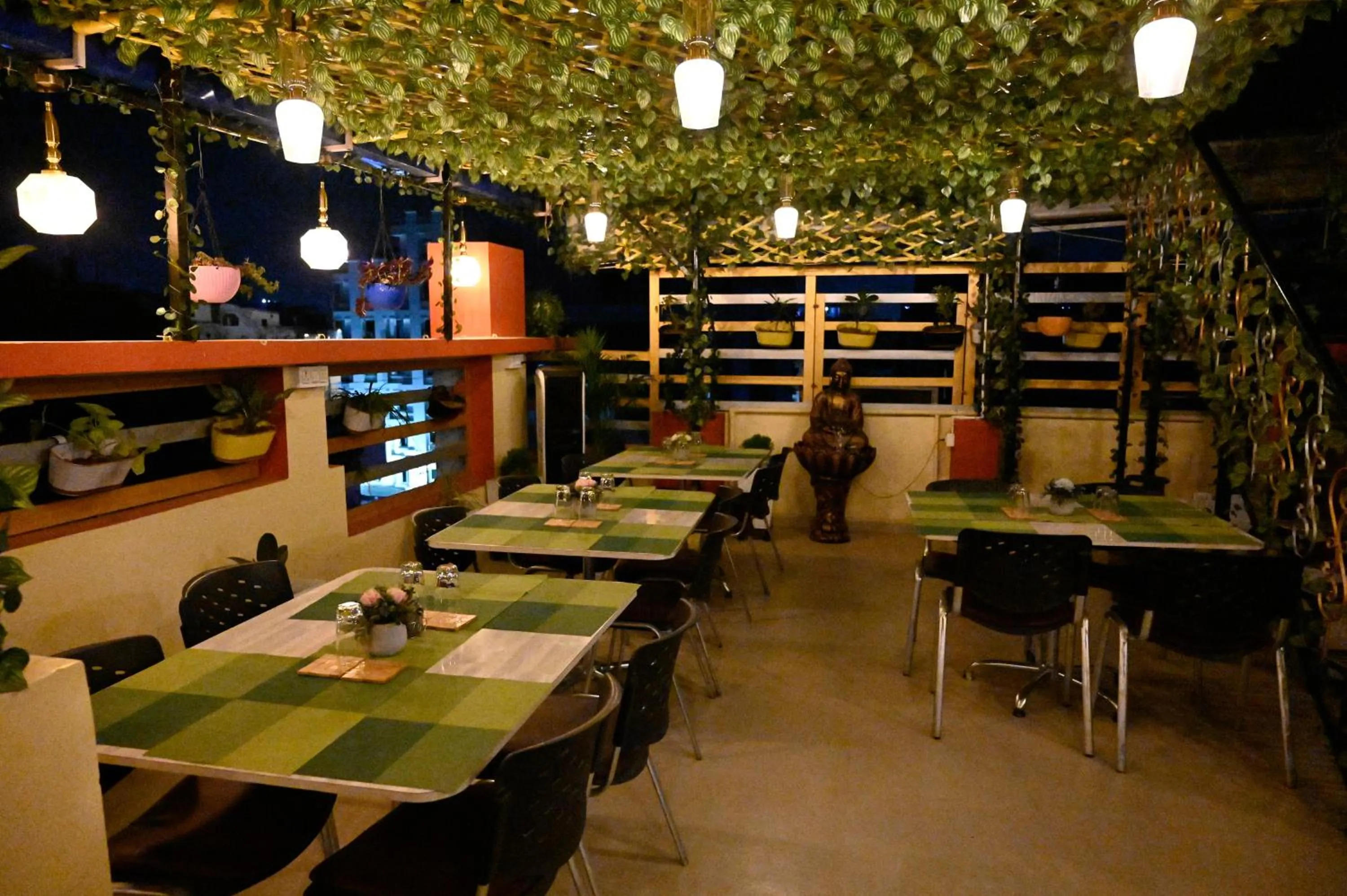 Restaurant/places to eat in Hotel Buddha International