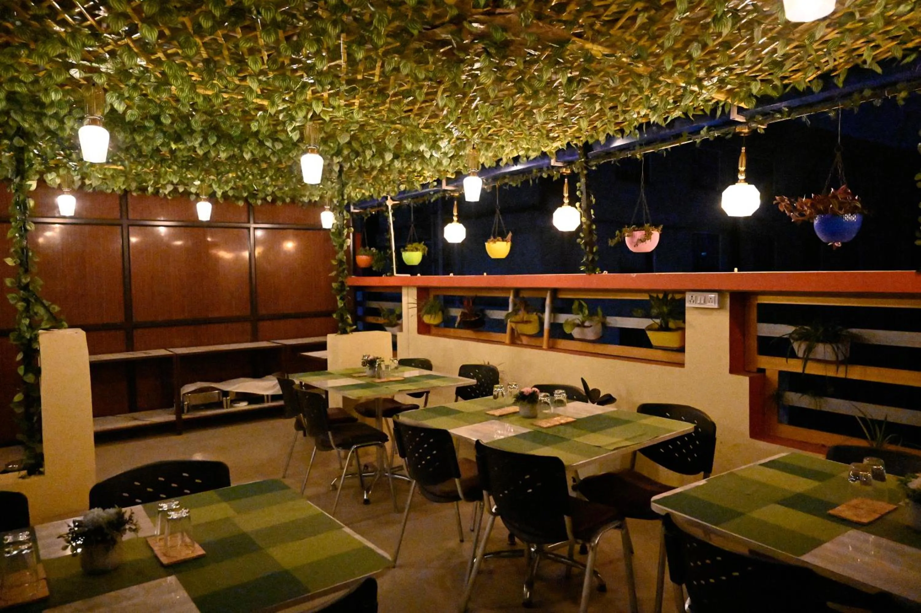 Restaurant/places to eat in Hotel Buddha International