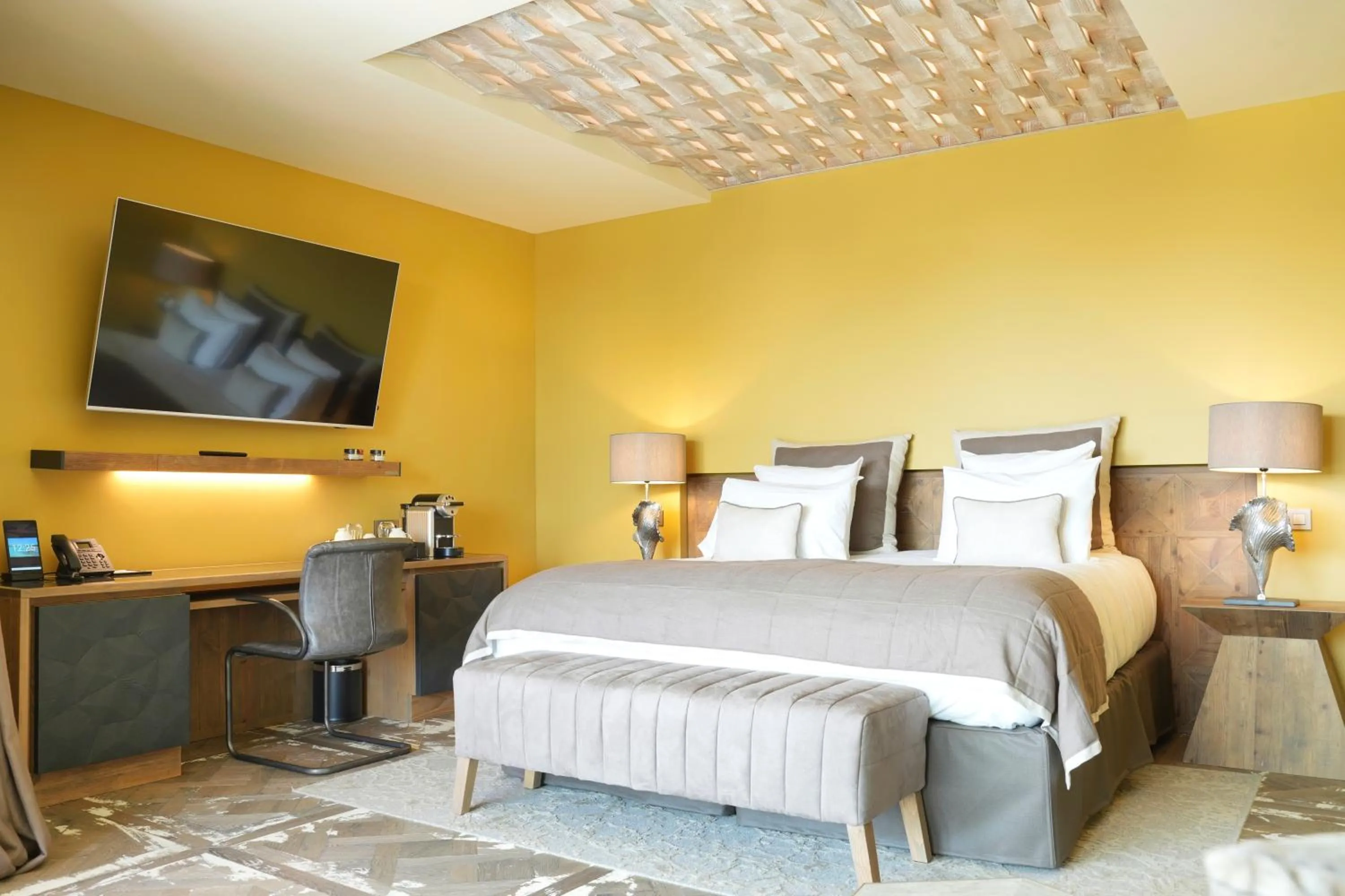 Bed in Les Regalia Hôtel & Spa