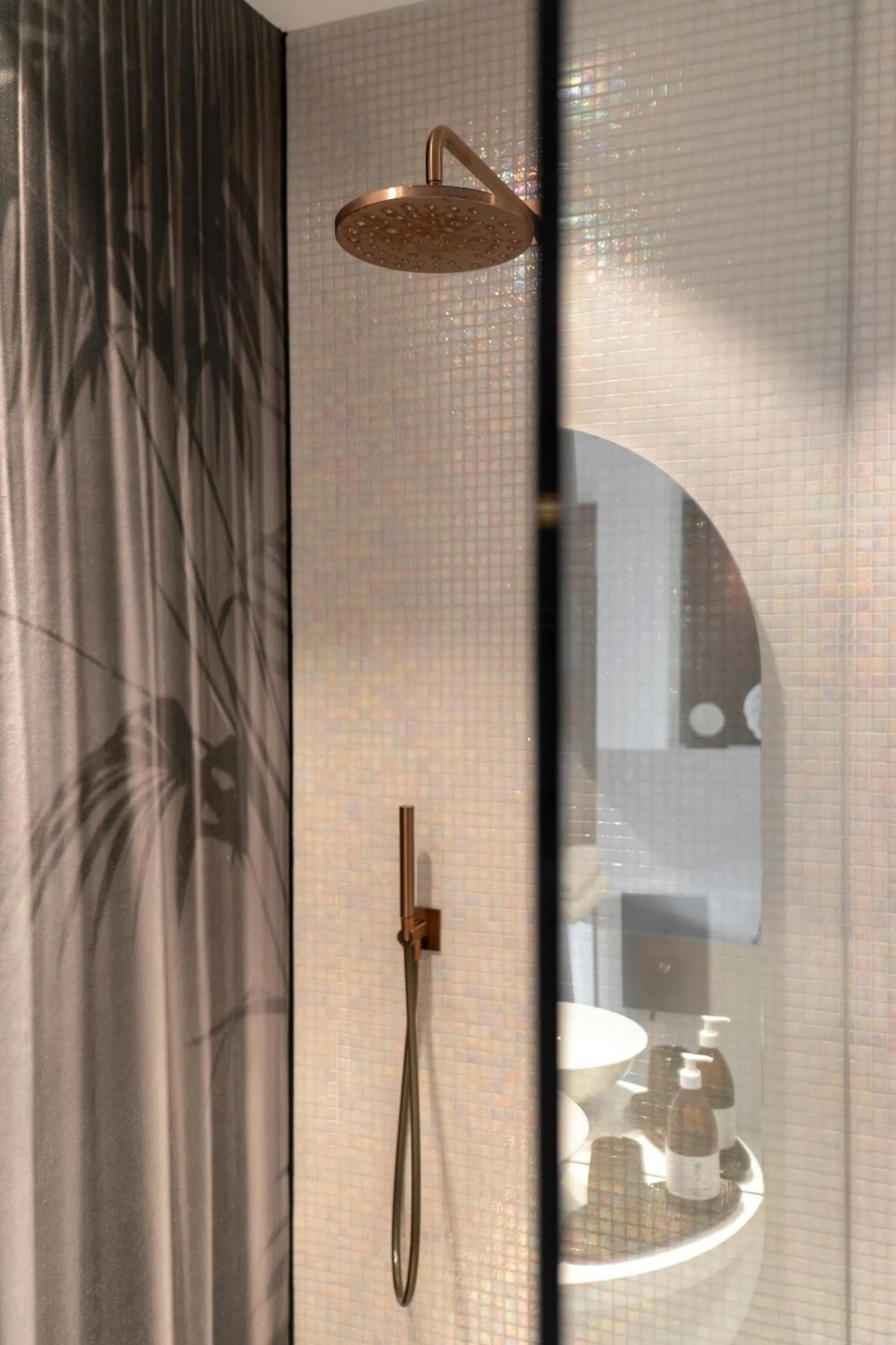 Shower in ORANGE LOUNGE Attersee