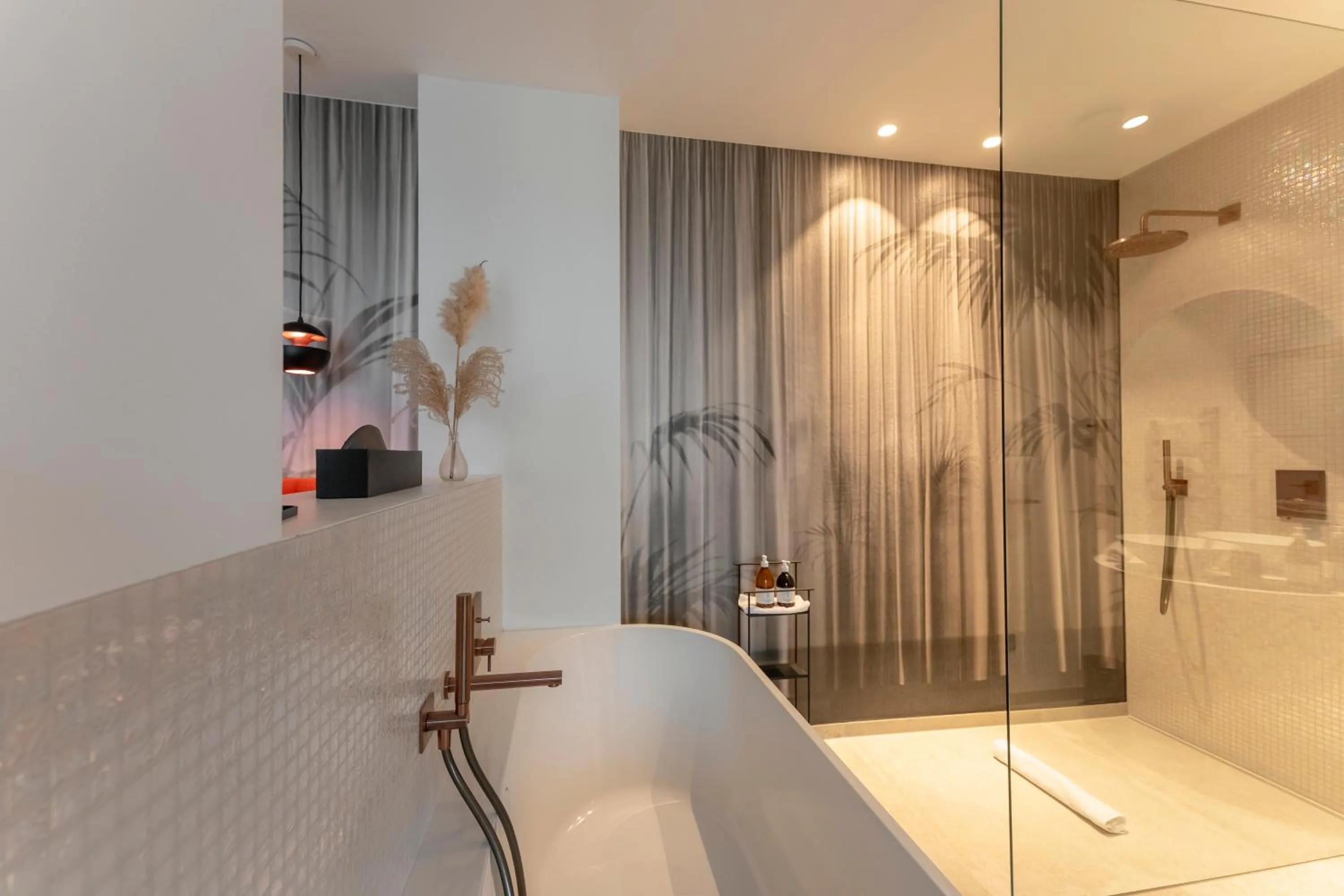 Shower in ORANGE LOUNGE Attersee