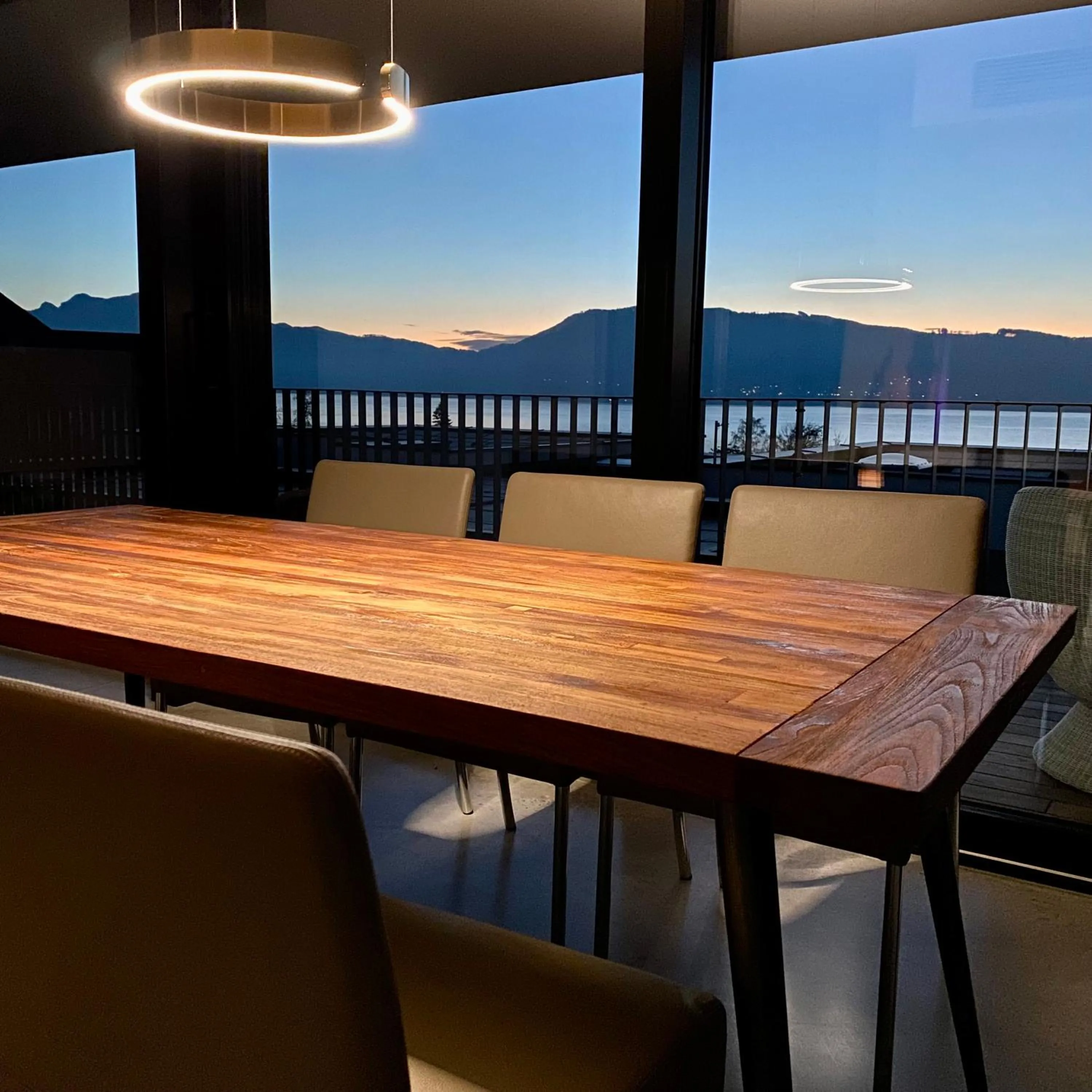 Dining area in ORANGE LOUNGE Attersee