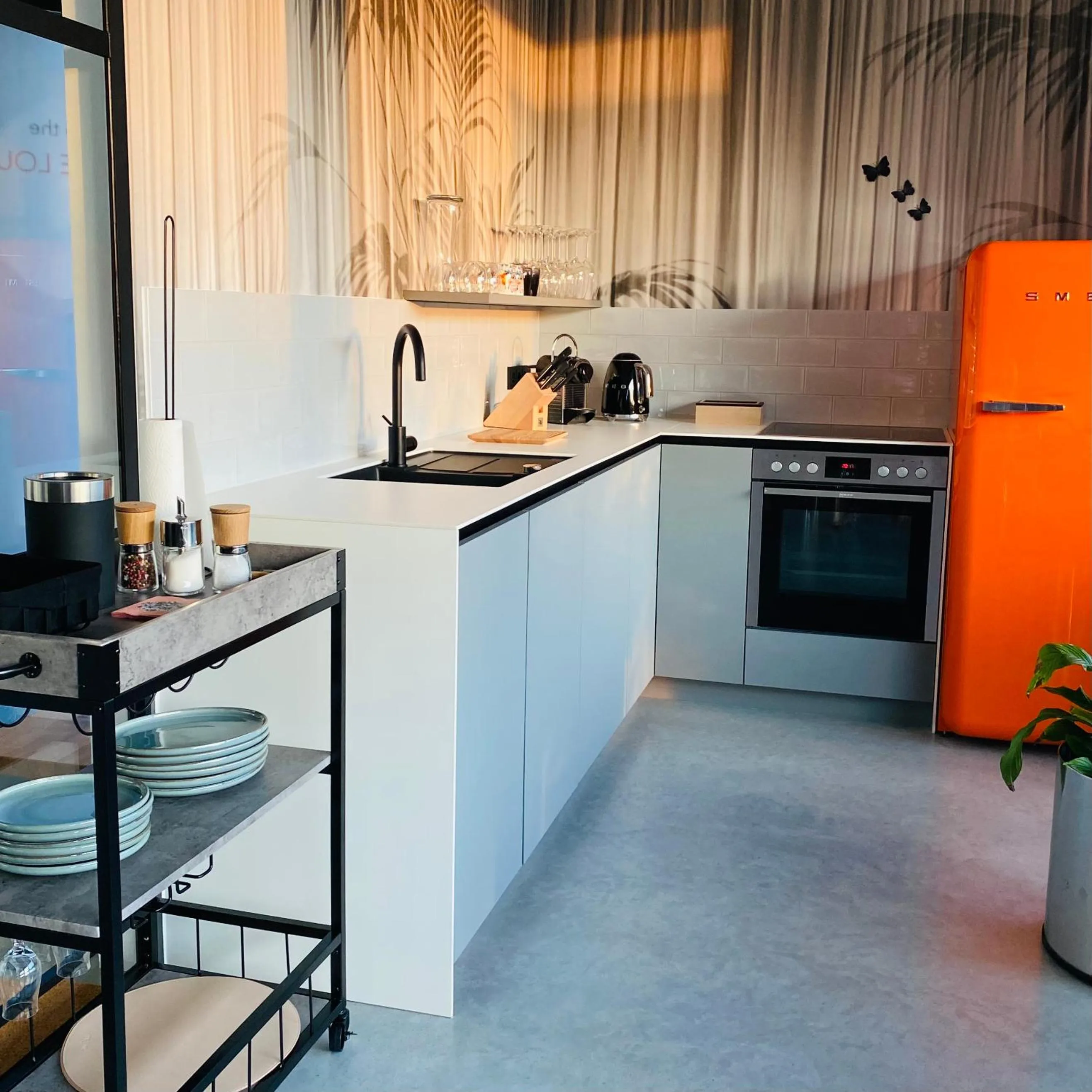 Kitchen or kitchenette in ORANGE LOUNGE Attersee