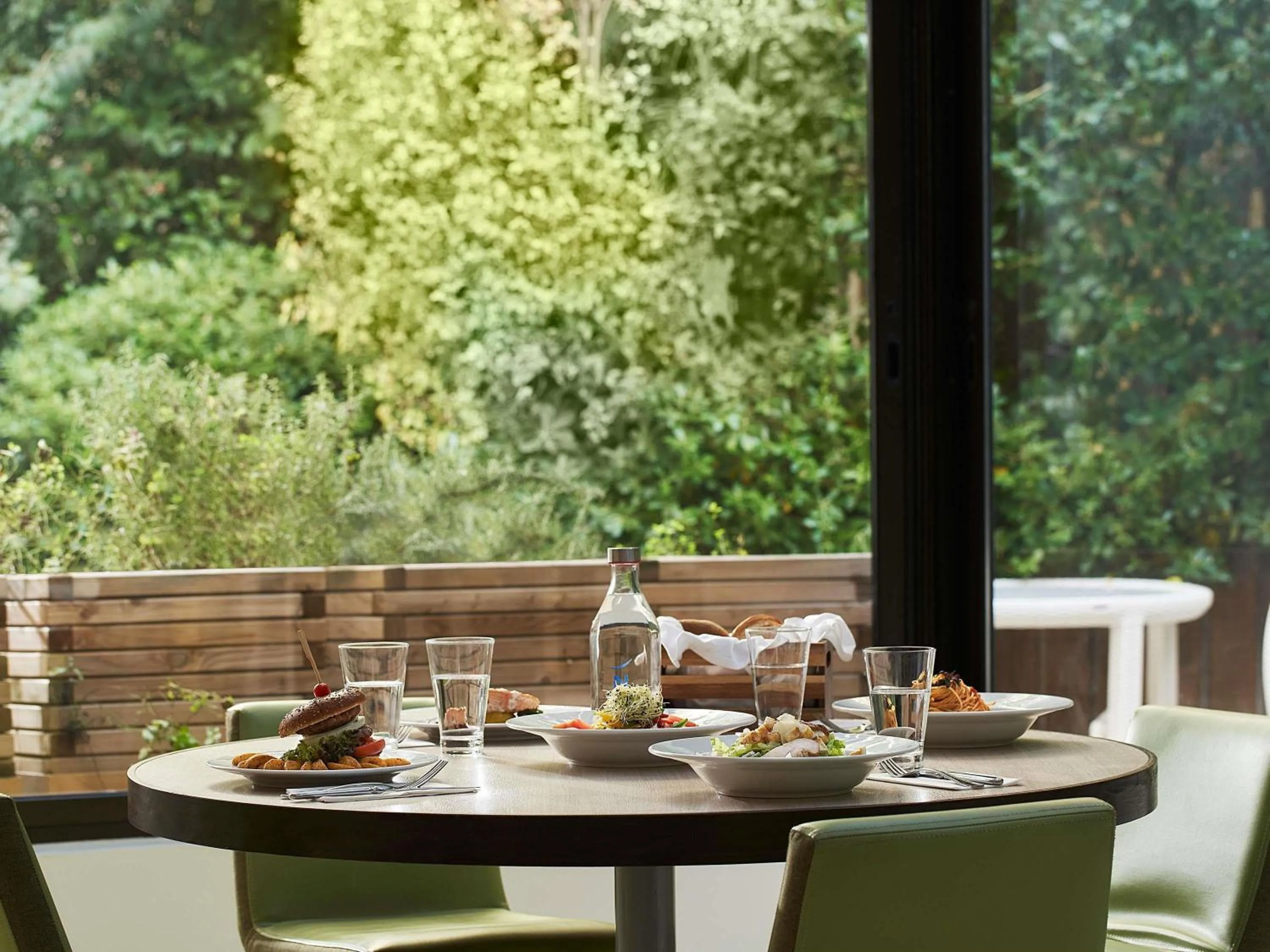 Restaurant/places to eat in Novotel Athens