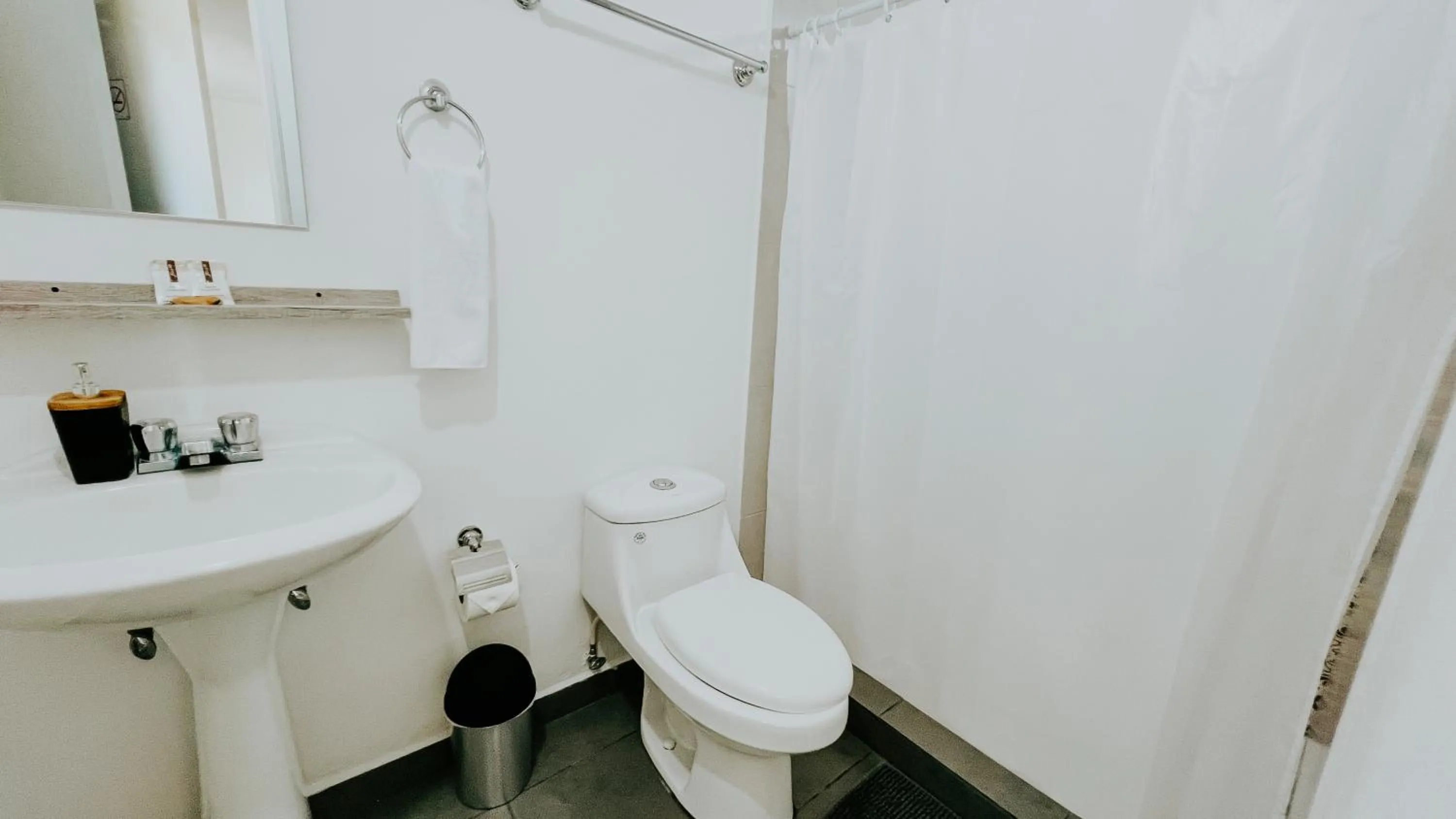 Shower in LA RUTA HOTEL CORPORATIVO