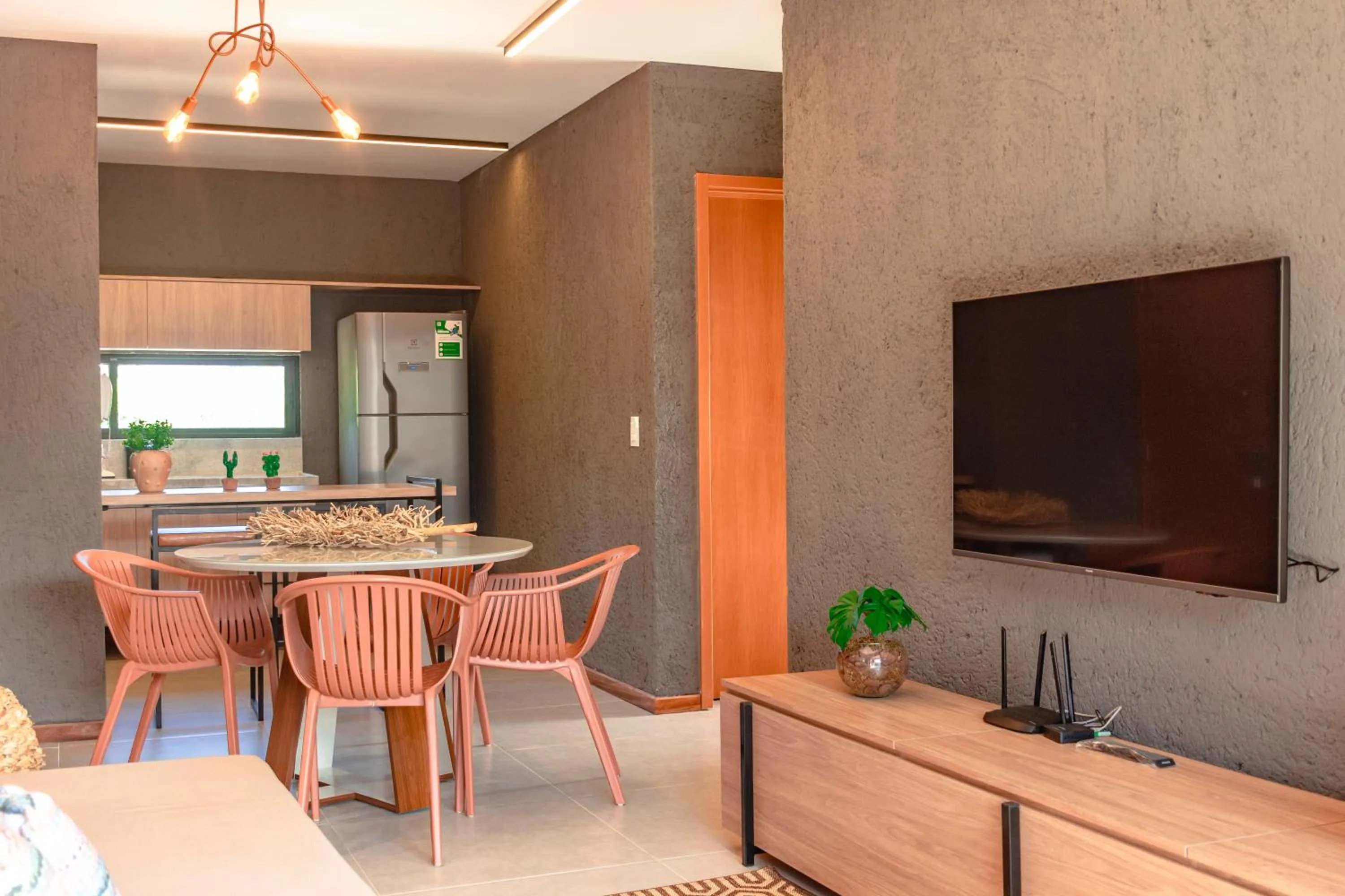 Communal lounge/ TV room in KAMBY MILAGRES l Natureza e Conforto