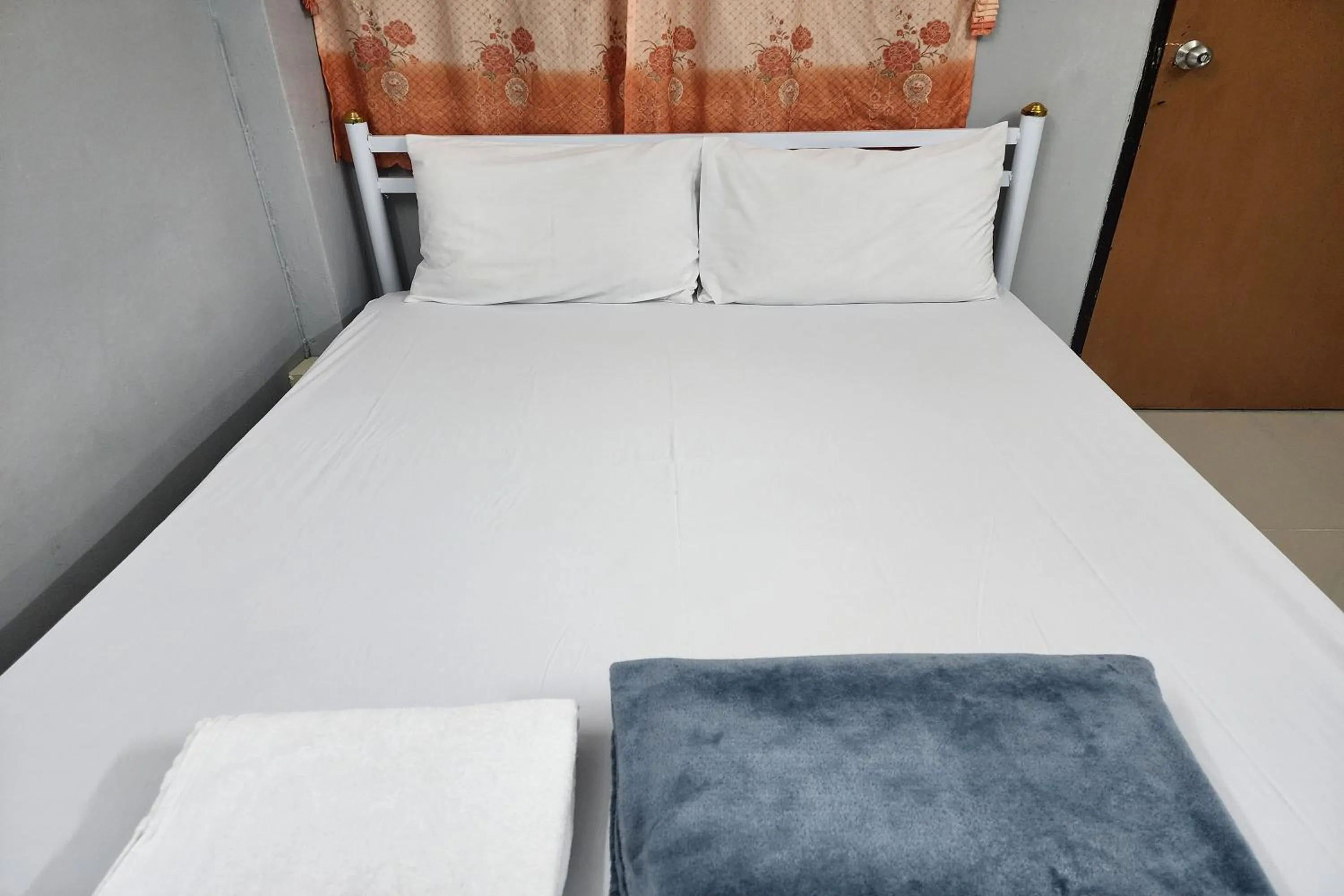 Bedroom, Bed in Green Apartment Kaset