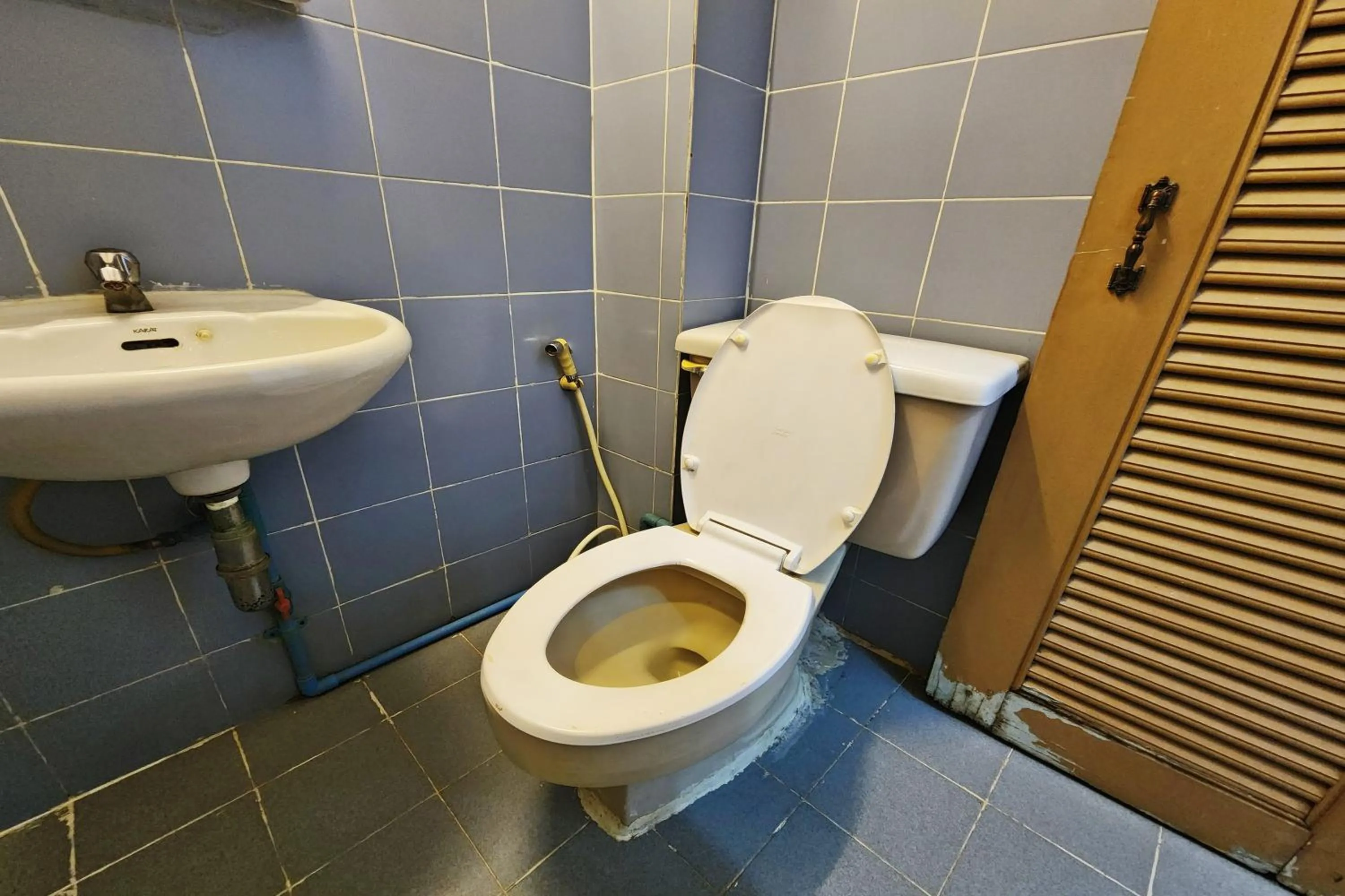 Bathroom in Green Apartment Kaset