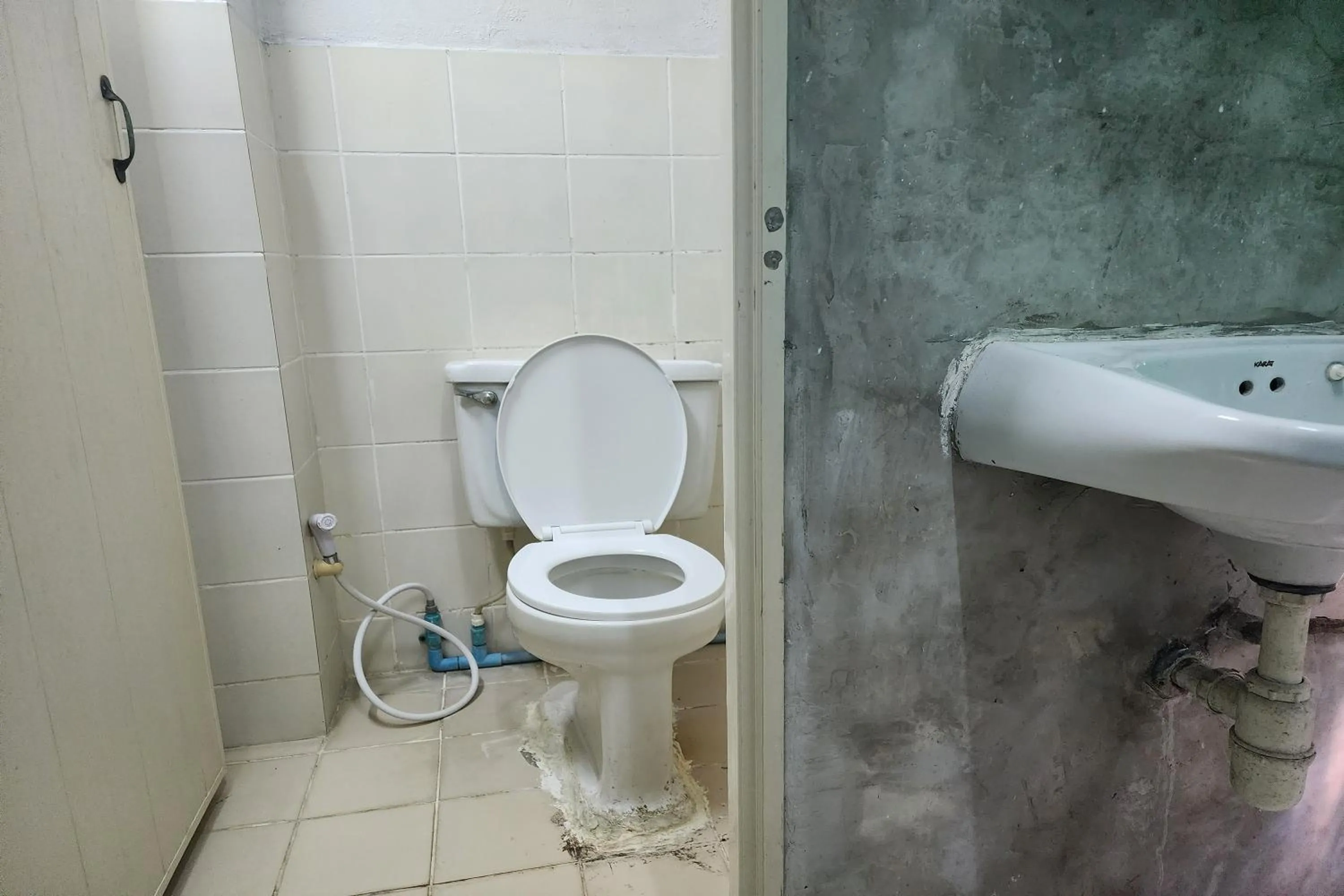 Bathroom in Green Apartment Kaset