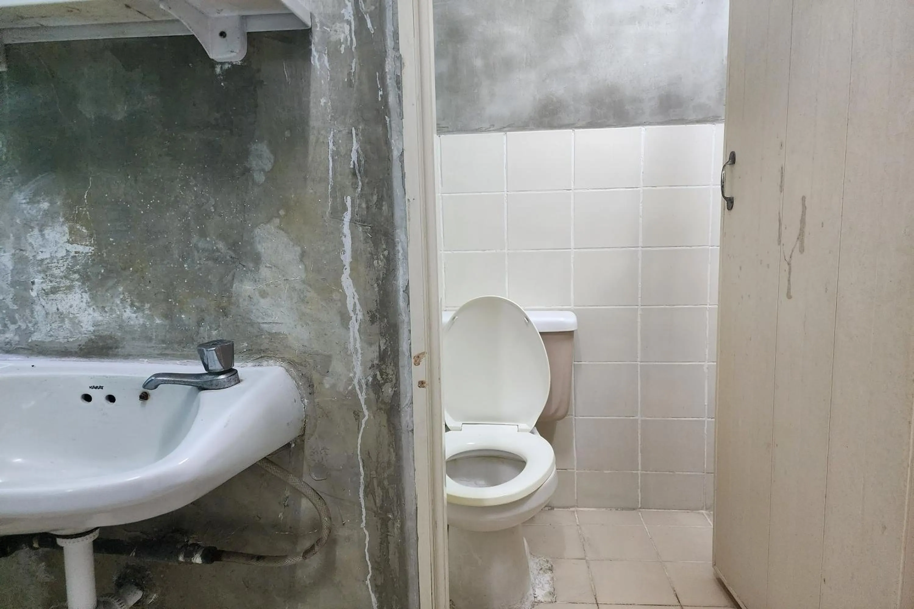 Bathroom in Green Apartment Kaset