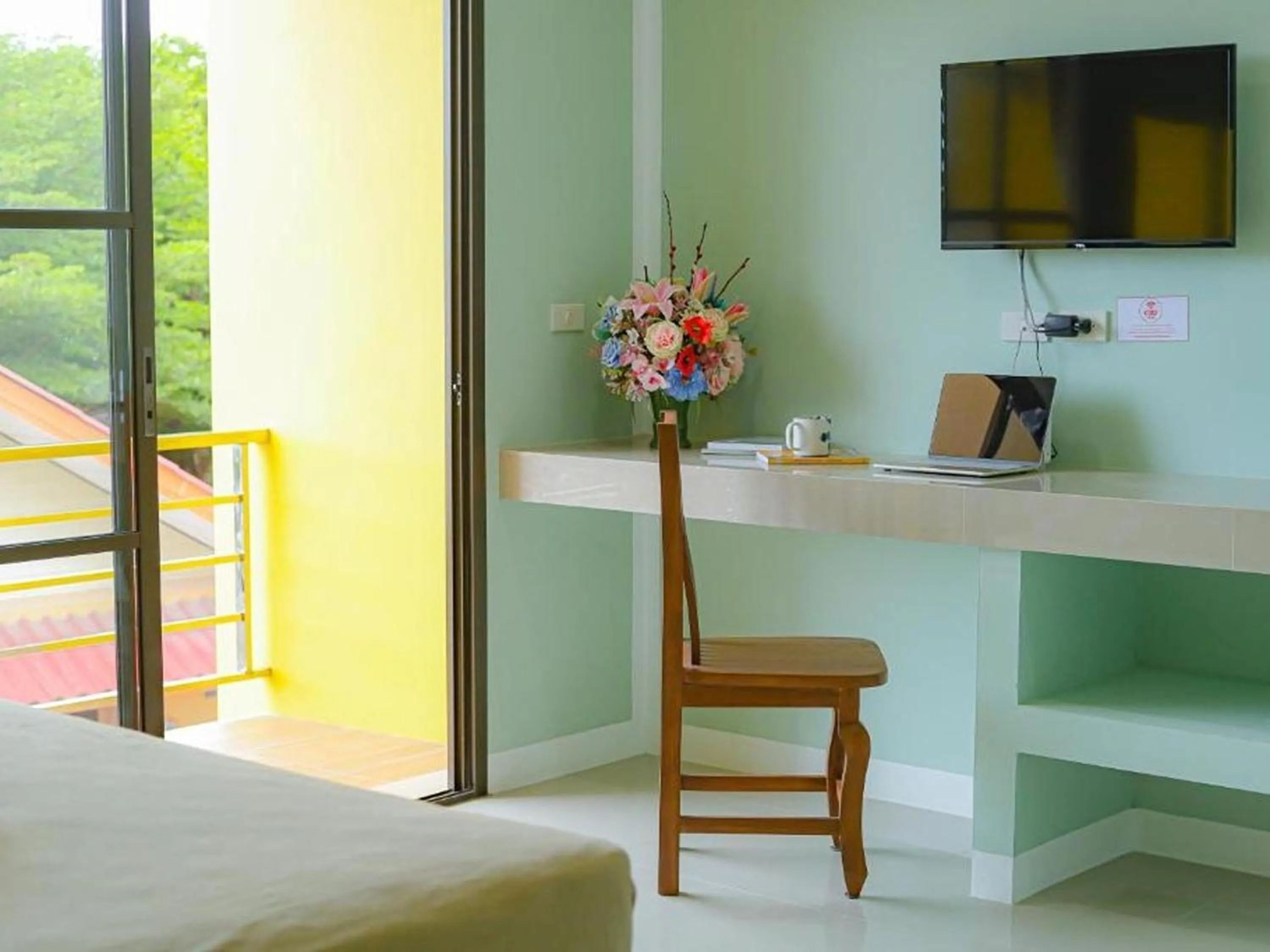 TV and multimedia, Bed in J & Ariya Hotel Near Samui Airport and Koh Phangan Pier