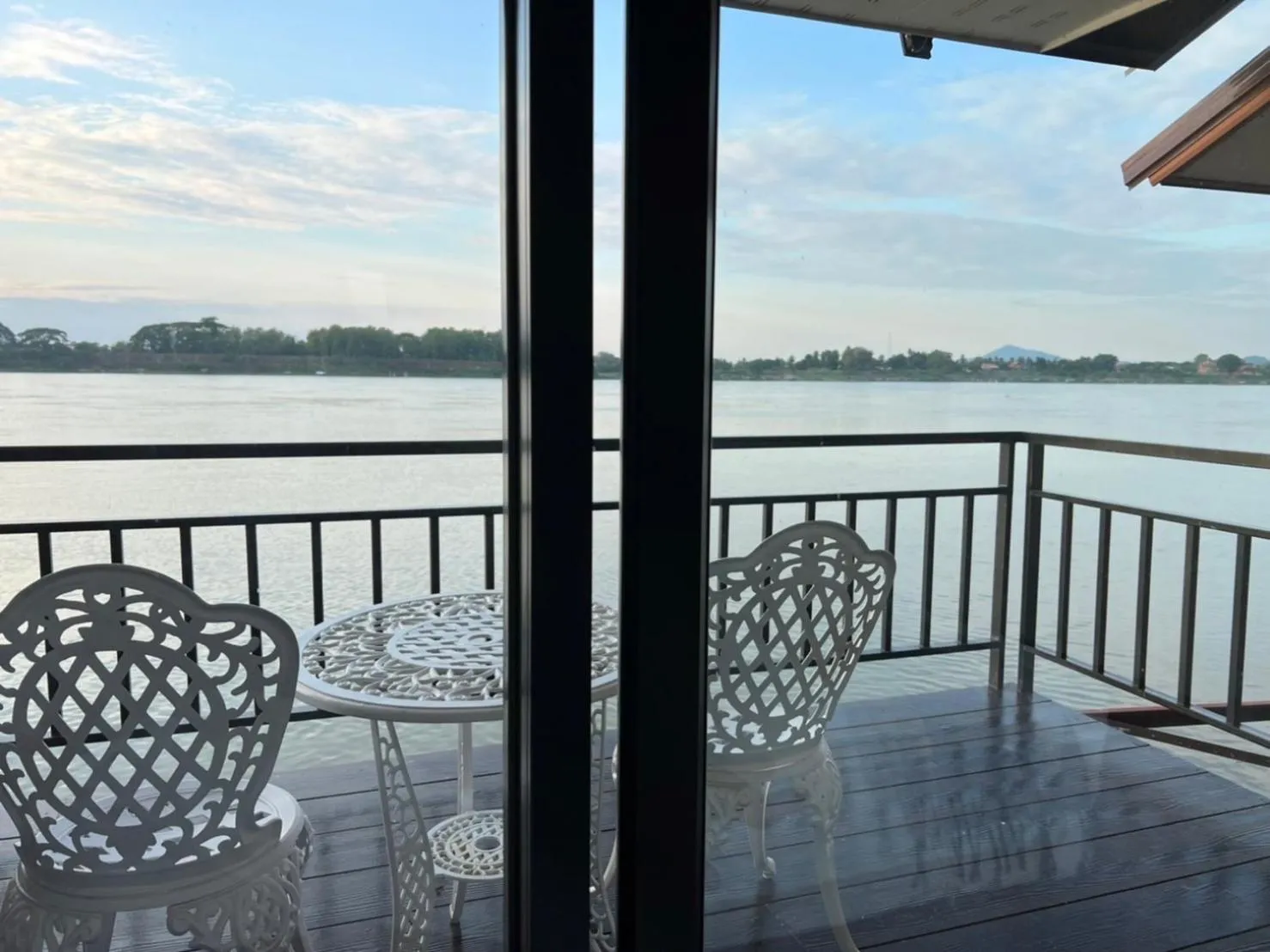 Riverside Chiangkhan