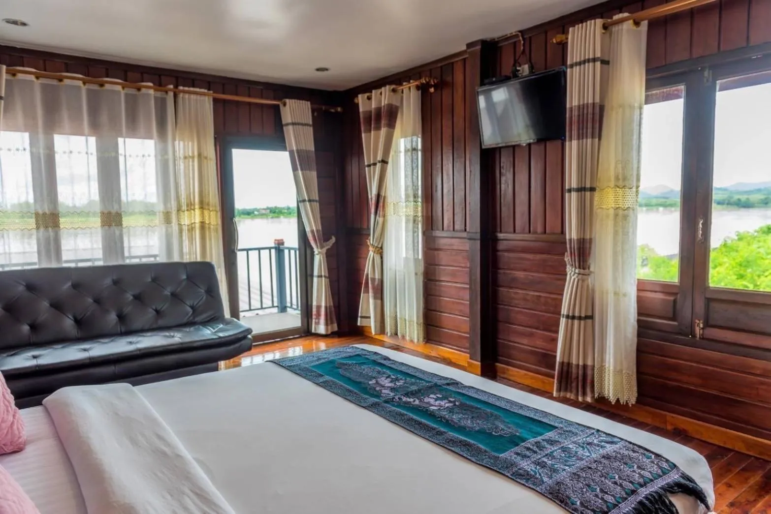 Bed in Riverside Chiangkhan