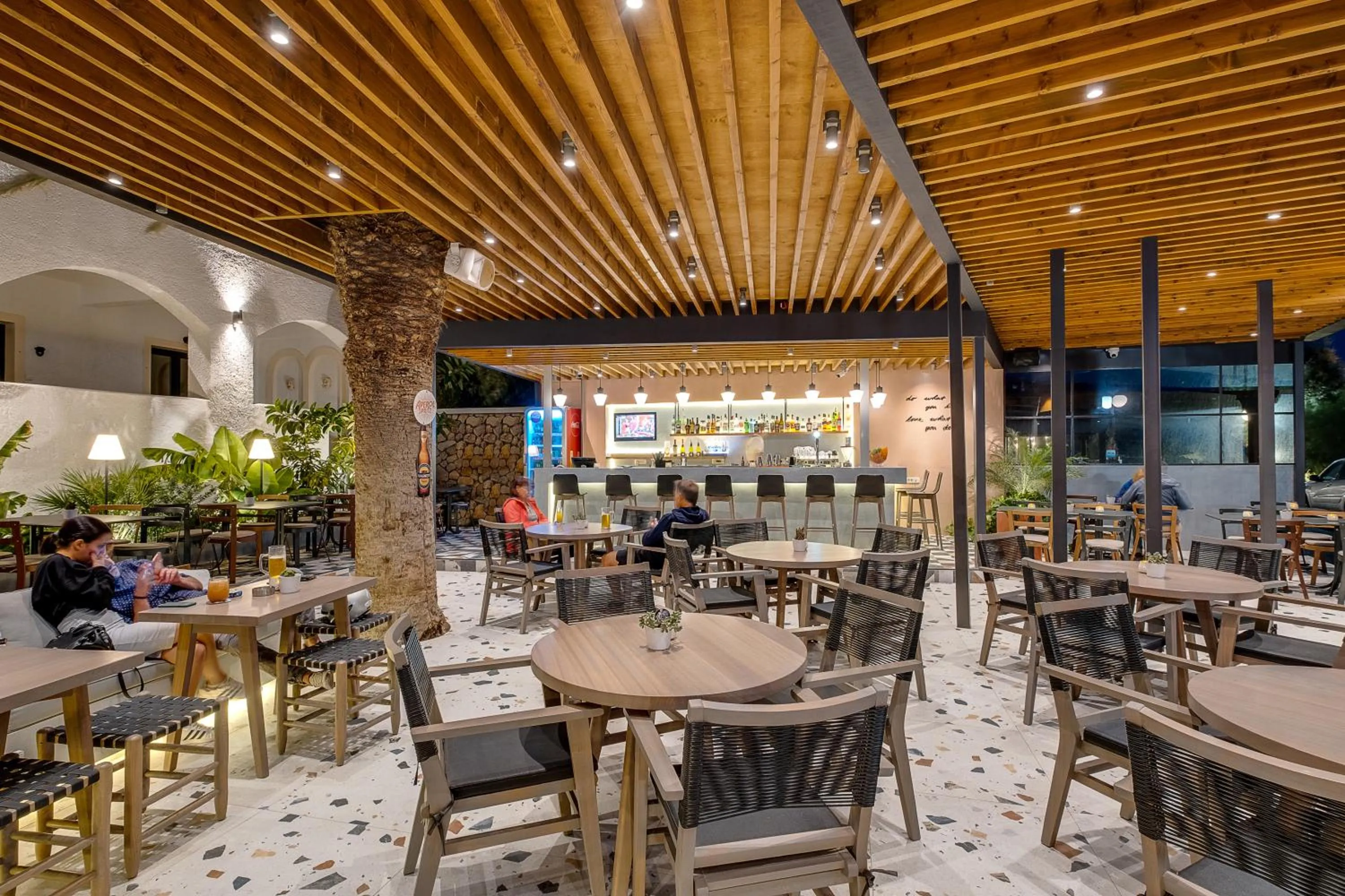 Restaurant/places to eat in Sellada Beach