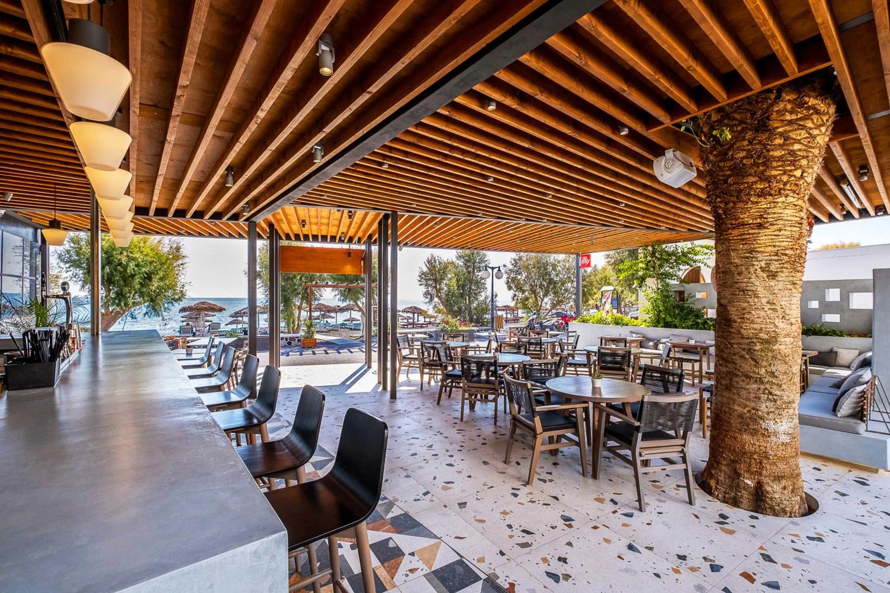 Restaurant/places to eat in Sellada Beach