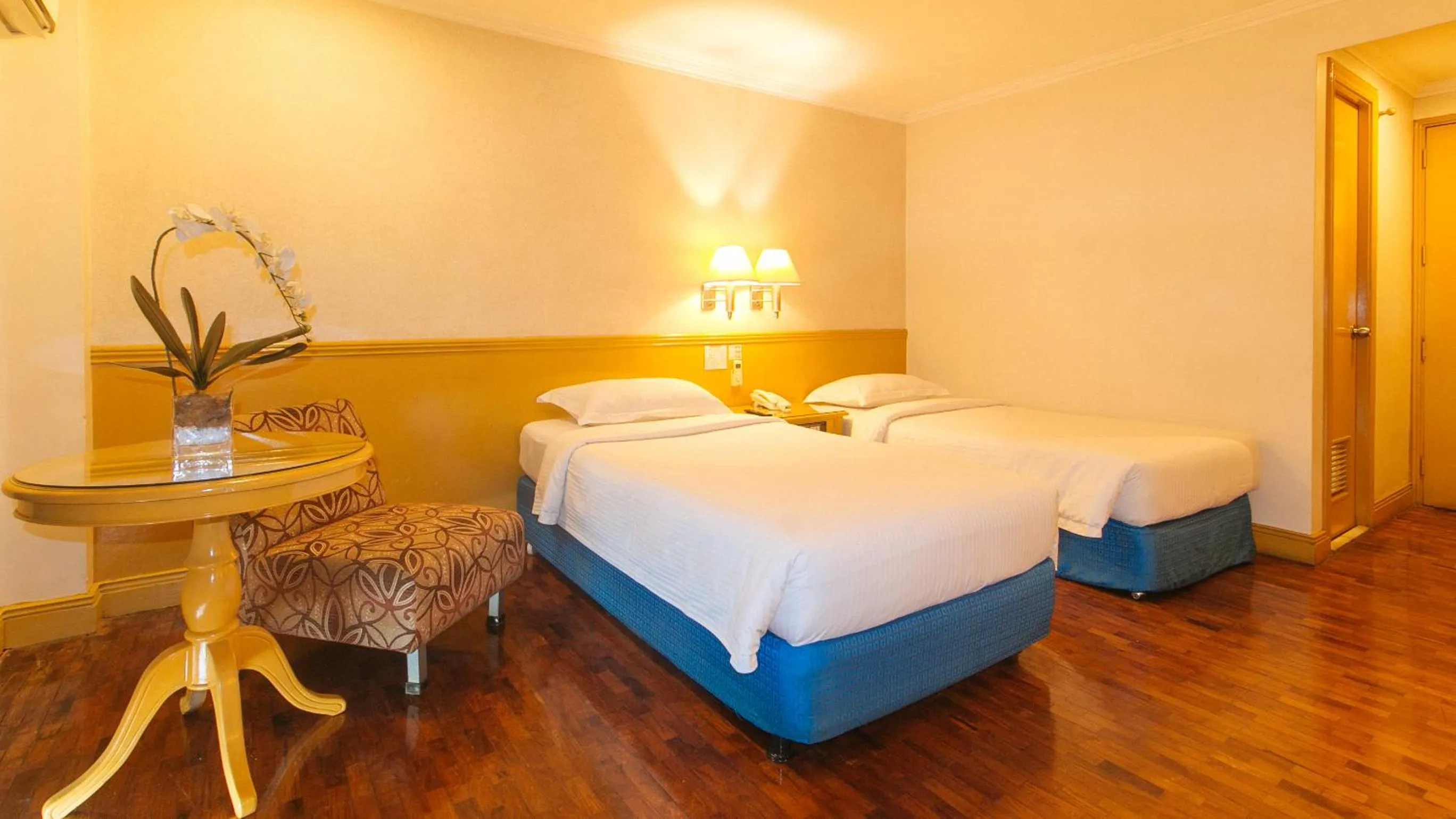 Photo of the whole room, Bed in Aloha Hotel Roxas Boulevard Manila