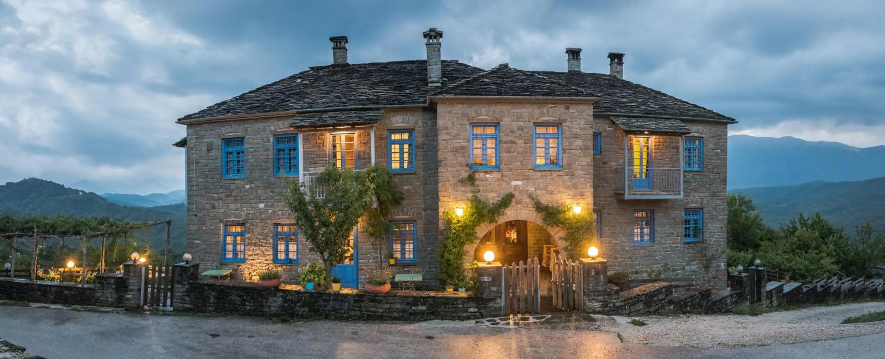 Facade/entrance in Petroto