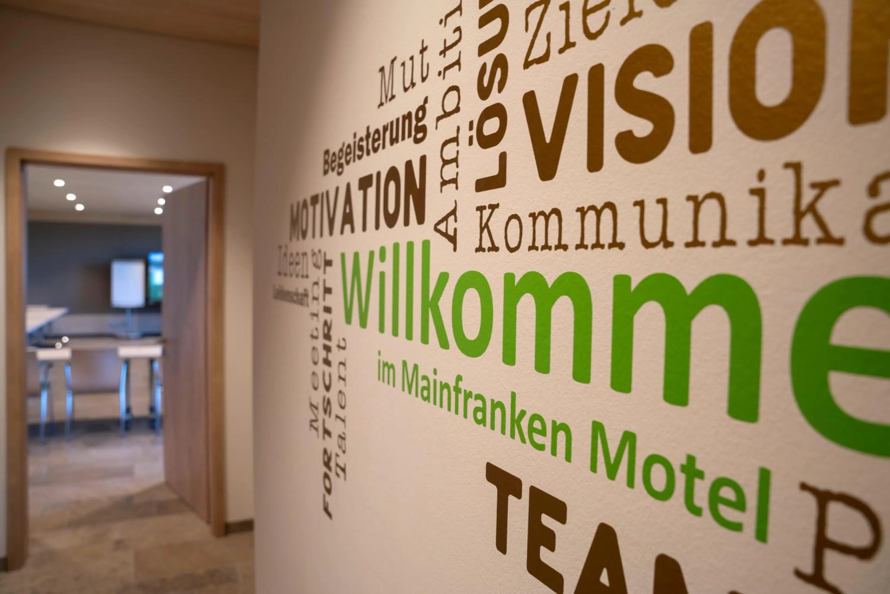 Text overlay in Mainfranken Motel - Anreise rund um die Uhr - Neueröffnung 2023