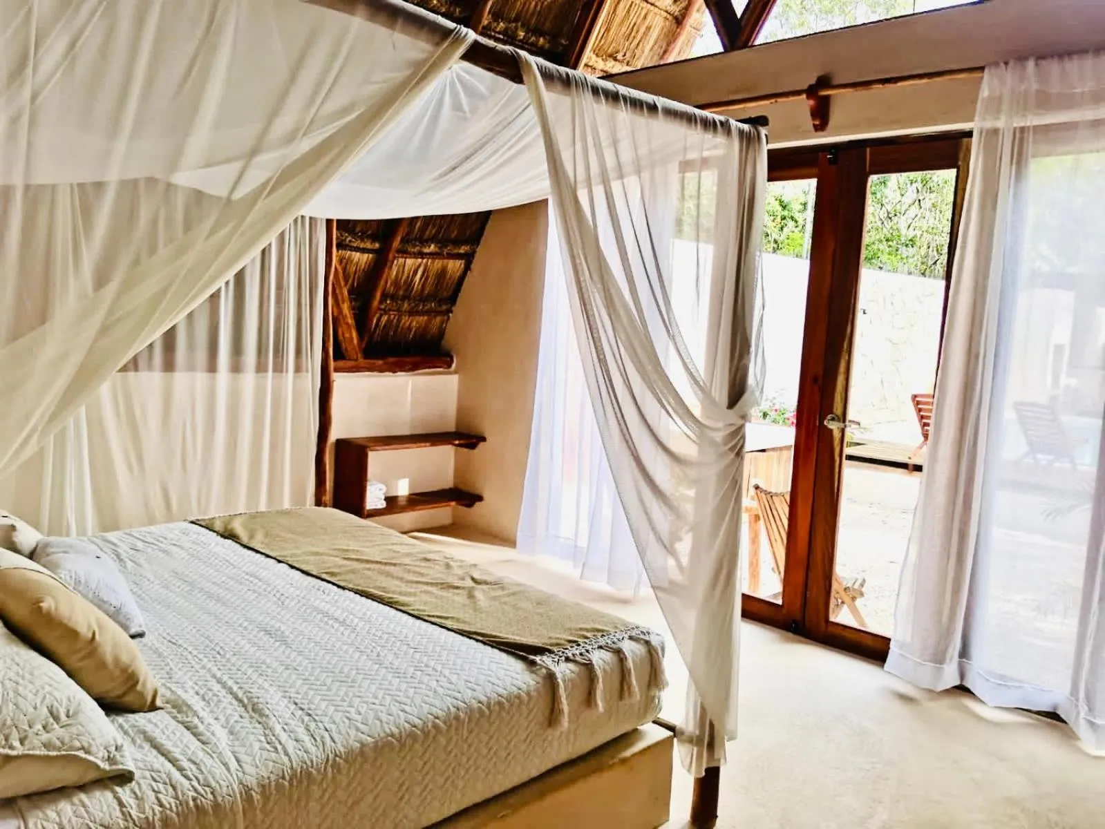 Photo of the whole room, Bed in Lodge Tzunum Jade