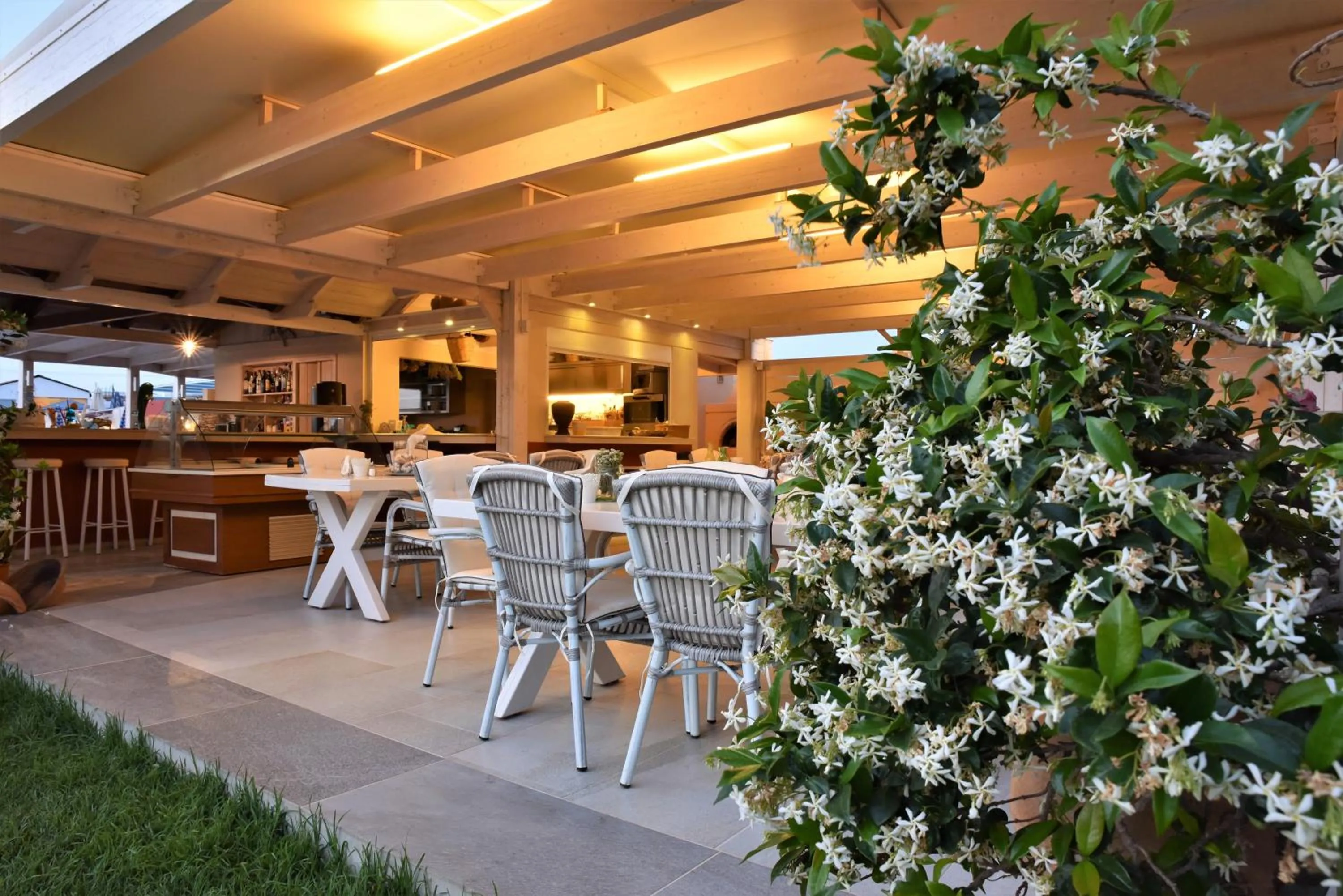 Restaurant/places to eat in Golden Bay Hotel Apartments